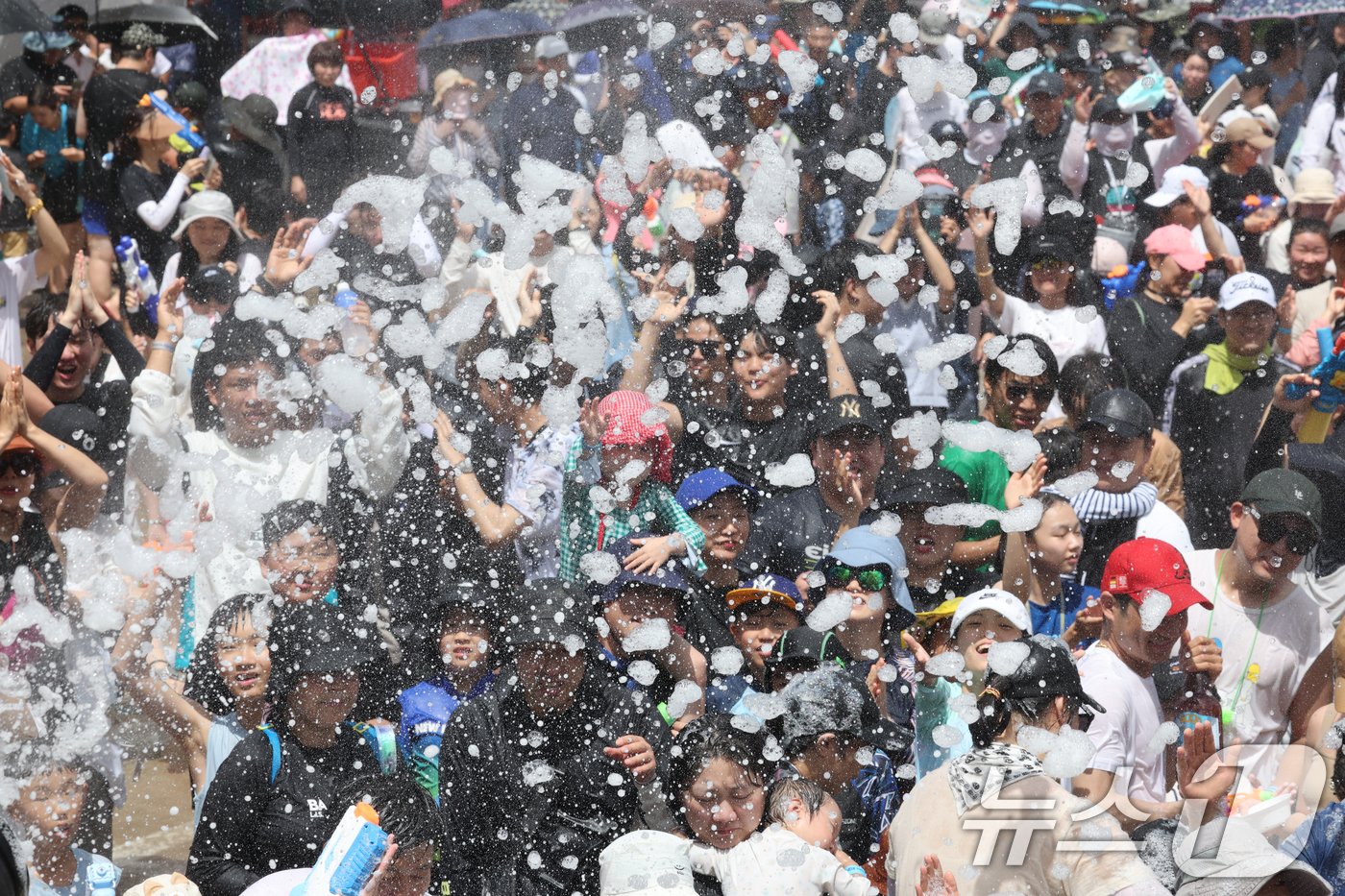 28일 장흥 탐진강일원에서 열린  &#39;정남진 장흥 물축제&#39;에서 관광객들이 시원한 물줄기를 맞으며 더위를 식히고 있다. 2024.7.28/뉴스1 ⓒ News1 김태성 기자