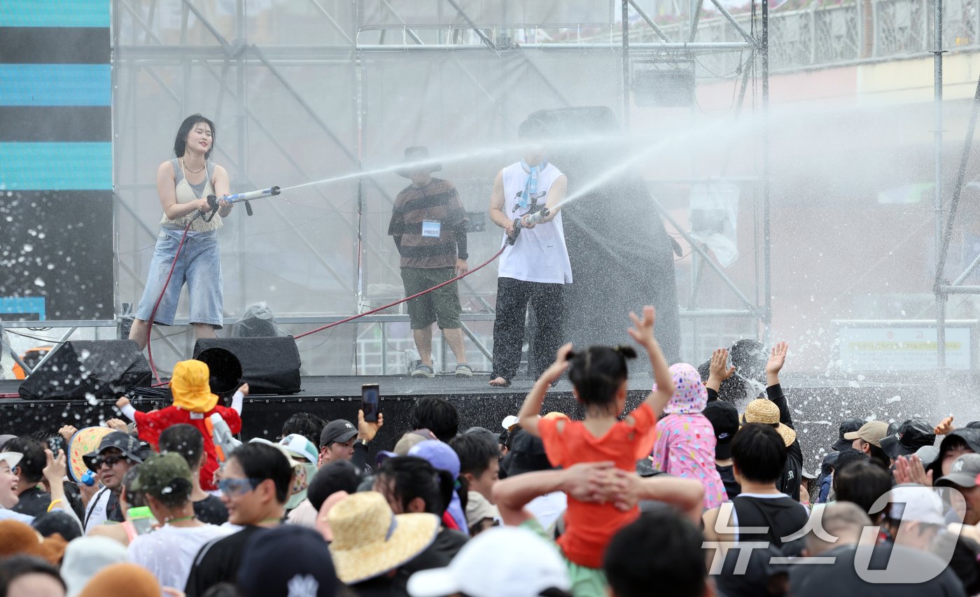 본문 이미지 - 28일 장흥 탐진강 일원에서 관광객들이 시원한 물줄기 맞으며 더위를 식히고 있다. 2024.7.28/뉴스1 ⓒ News1 김태성 기자