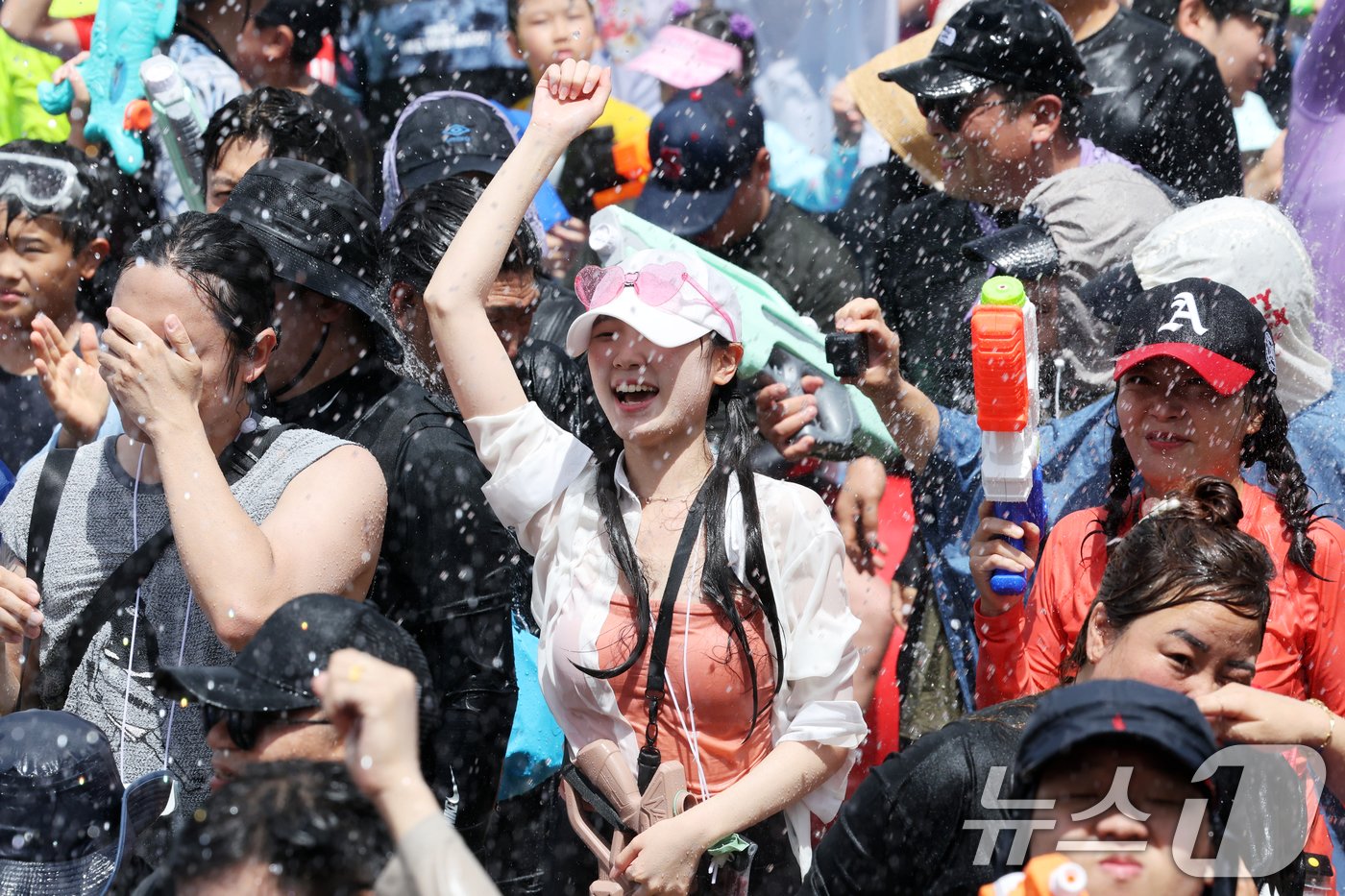 본문 이미지 - '정남진 장흥 물축제'가 28일 장흥 탐진강 일원에서 열린가운데 관광객들이 시원한 물줄기 맞으며 즐거워하고  있다. 2024.7.28/뉴스1 ⓒ News1 김태성 기자