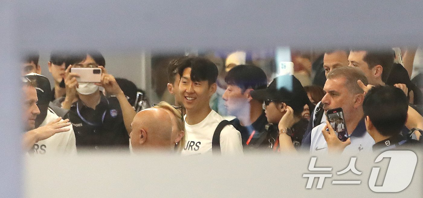 본문 이미지 - 잉글랜드 프리미어리그 토트넘의 엔제 포스테코글루 감독, 손흥민을 비롯한 선수단이 28일 오후 프리 시즌 투어를 위해 인천국제공항 제1터미널을 통해 입국하고 있다. 토트넘은 31일 팀 K리그와 경기를 치른 뒤 8월 3일 바이에른 뮌헨(독일)과 연습 경기를 갖는다. 2024.7.28/뉴스1 ⓒ News1 임세영 기자