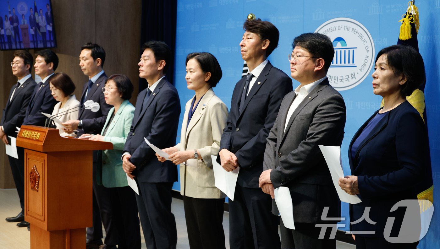 최민희 국회 과학기술정보방송통신위원회 위원장&#40;오른쪽 첫번쨰&#41;을 비롯한 야당 의원들이 28일 오후 서울 여의도 국회 소통관에서 이진숙 방송통신위원장 후보자 법인카드 사적 유용 의혹 검증을 위한 대전 MBC 현장검증 결과를 발표하고 있다. 2024.7.28/뉴스1 ⓒ News1 안은나 기자