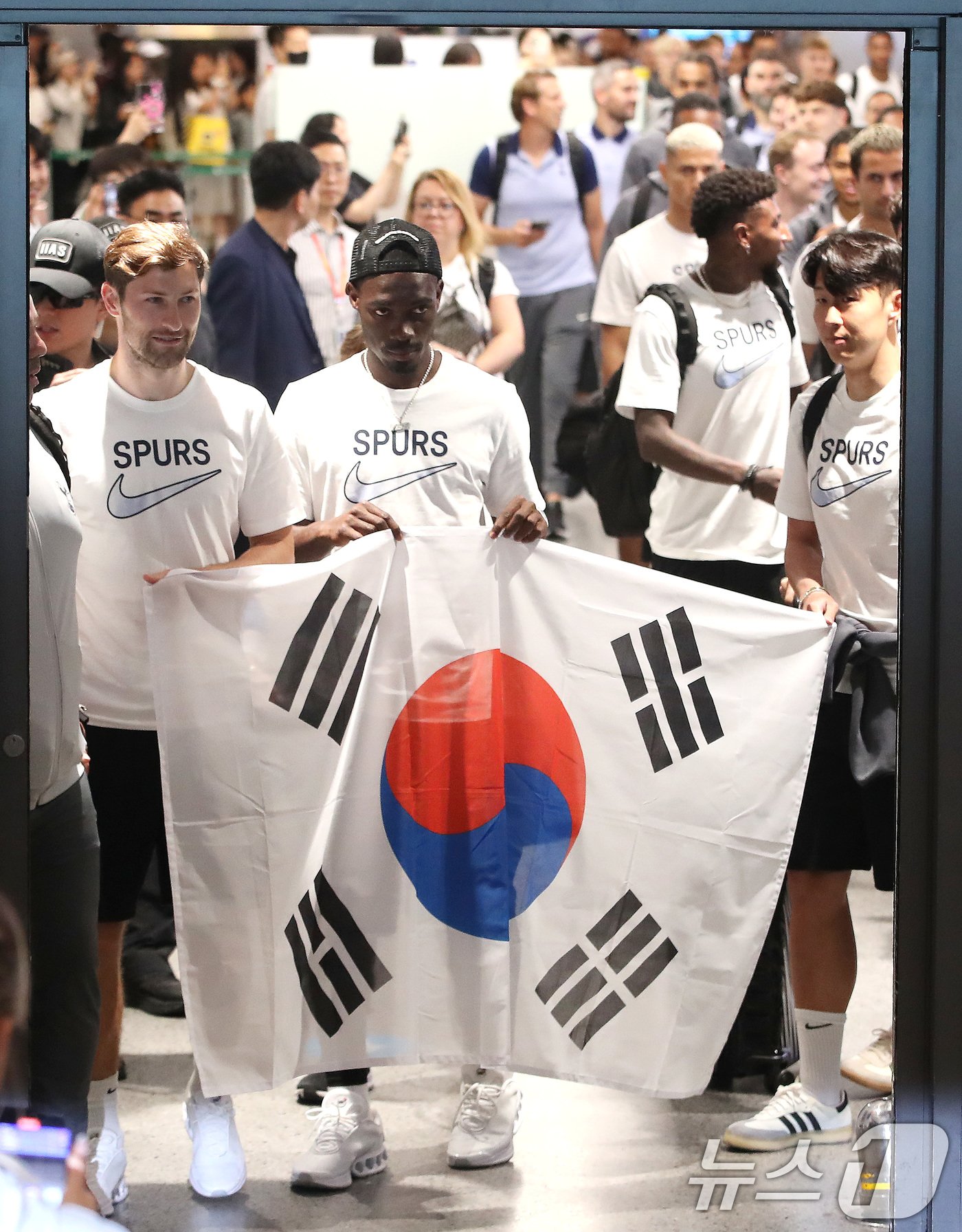 본문 이미지 - 잉글랜드 프리미어리그 토트넘의 손흥민(오른쪽부터), 이브스 비수마, 벤 데이비스가 28일 오후 프리 시즌 투어를 위해 인천국제공항 제1터미널을 통해 입국하고 있다. 토트넘은 31일 팀 K리그와 경기를 치른 뒤 8월 3일 바이에른 뮌헨(독일)과 연습 경기를 갖는다. 2024.7.28/뉴스1 ⓒ News1 임세영 기자