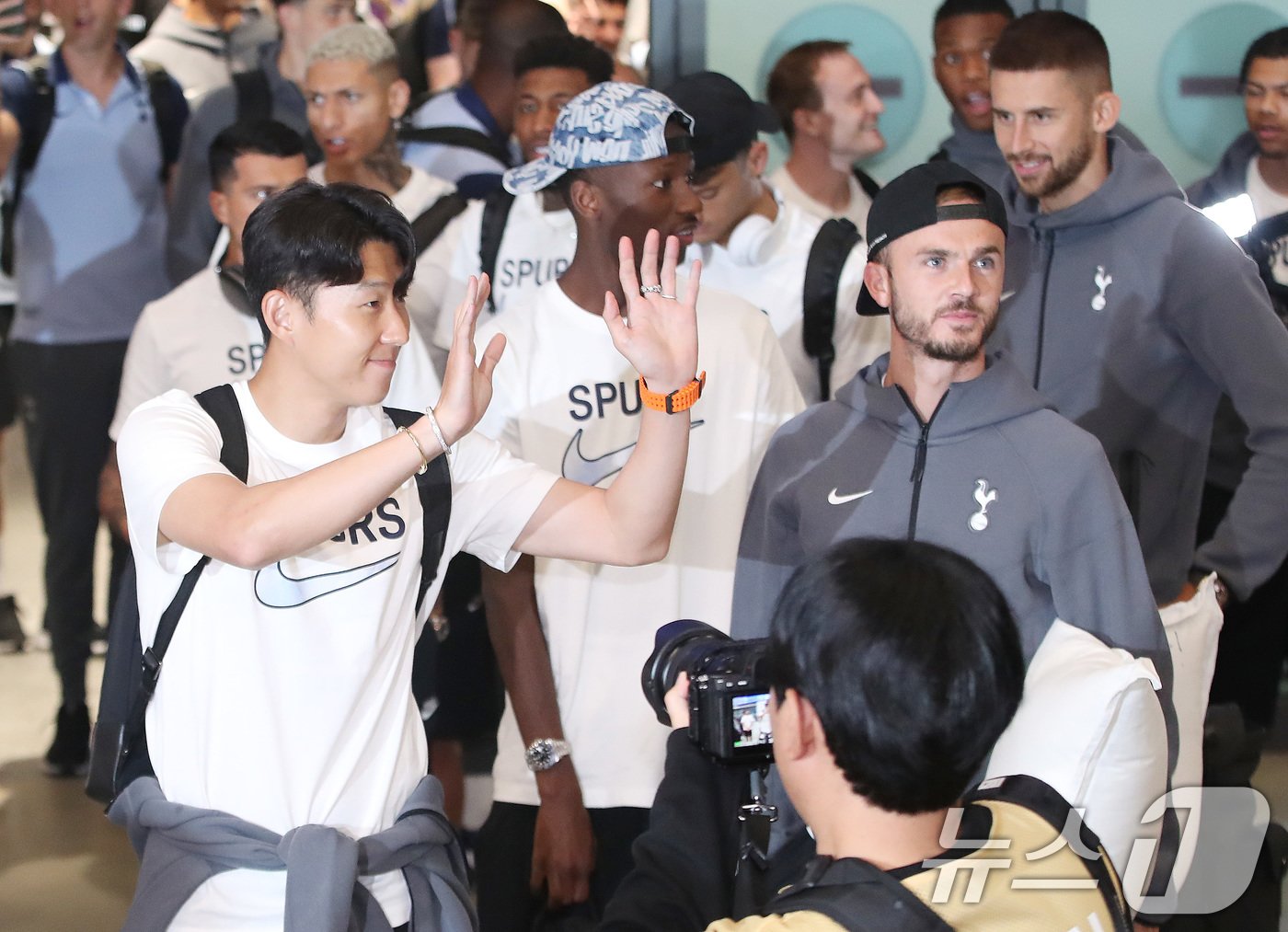 본문 이미지 - 잉글랜드 프리미어리그 토트넘의 손흥민, 제임스 매디슨을 비롯한 토트넘 선수단이 28일 오후 프리 시즌 투어를 위해 인천국제공항 제1터미널을 통해 입국하고 있다. 토트넘은 31일 팀 K리그와 경기를 치른 뒤 8월 3일 바이에른 뮌헨(독일)과 연습 경기를 갖는다. 2024.7.28/뉴스1 ⓒ News1 임세영 기자