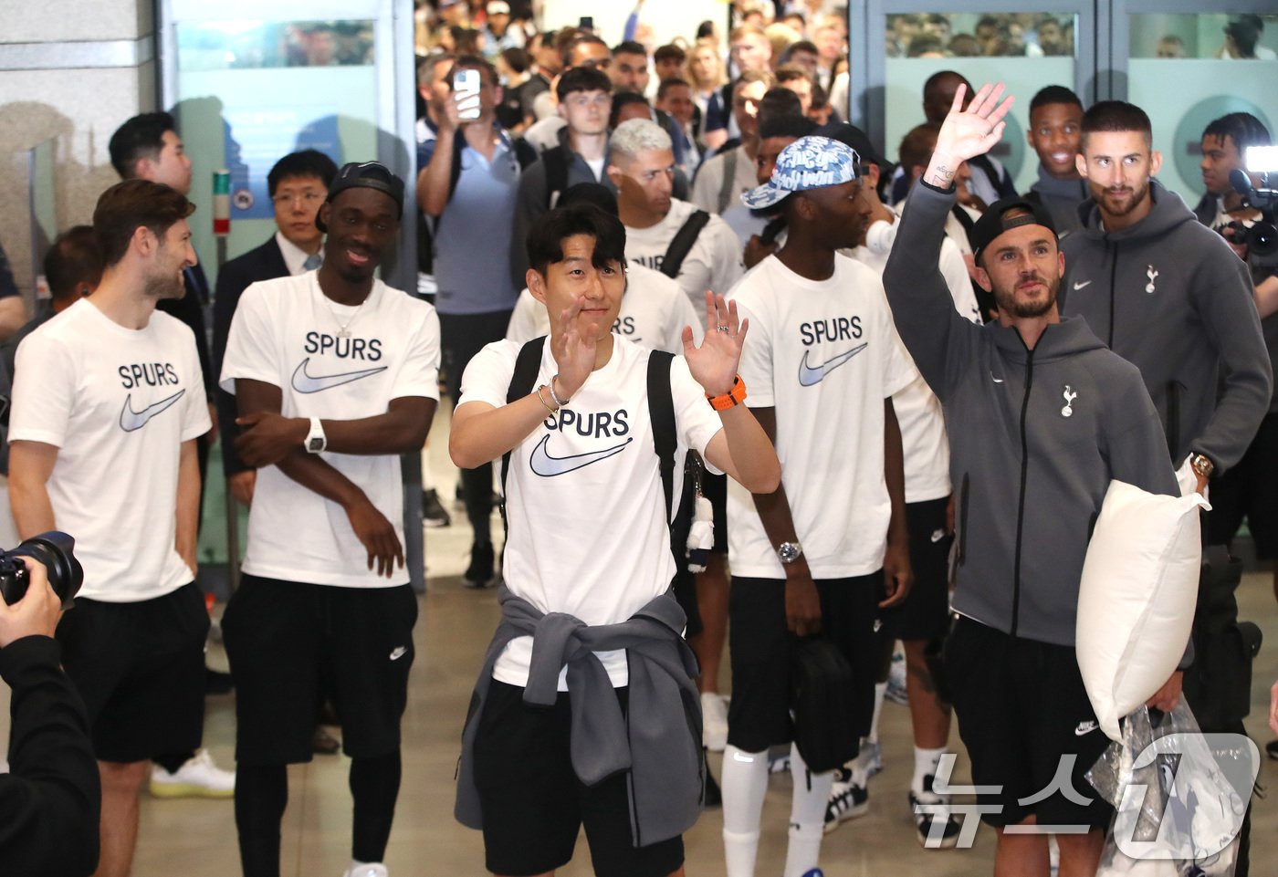 본문 이미지 - 잉글랜드 프리미어리그 토트넘의 손흥민, 제임스 매디슨을 비롯한 토트넘 선수단이 28일 오후 프리 시즌 투어를 위해 인천국제공항 제1터미널을 통해 입국하고 있다. 토트넘은 31일 팀 K리그와 경기를 치른 뒤 8월 3일 바이에른 뮌헨(독일)과 연습 경기를 갖는다. 2024.7.28/뉴스1 ⓒ News1 임세영 기자