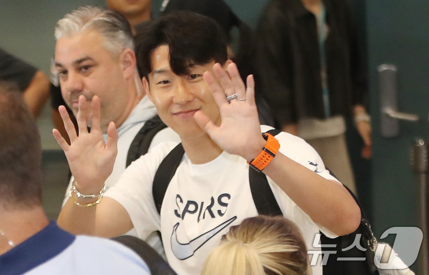 본문 이미지 - 잉글랜드 프리미어리그 토트넘의 손흥민이 28일 오후 프리 시즌 투어를 위해 인천국제공항 제1터미널을 통해 입국하며 팬들에게 손을 흔들고 있다. 토트넘은 31일 팀 K리그와 경기를 치른 뒤 8월 3일 바이에른 뮌헨(독일)과 연습 경기를 갖는다. 2024.7.28/뉴스1 ⓒ News1 임세영 기자