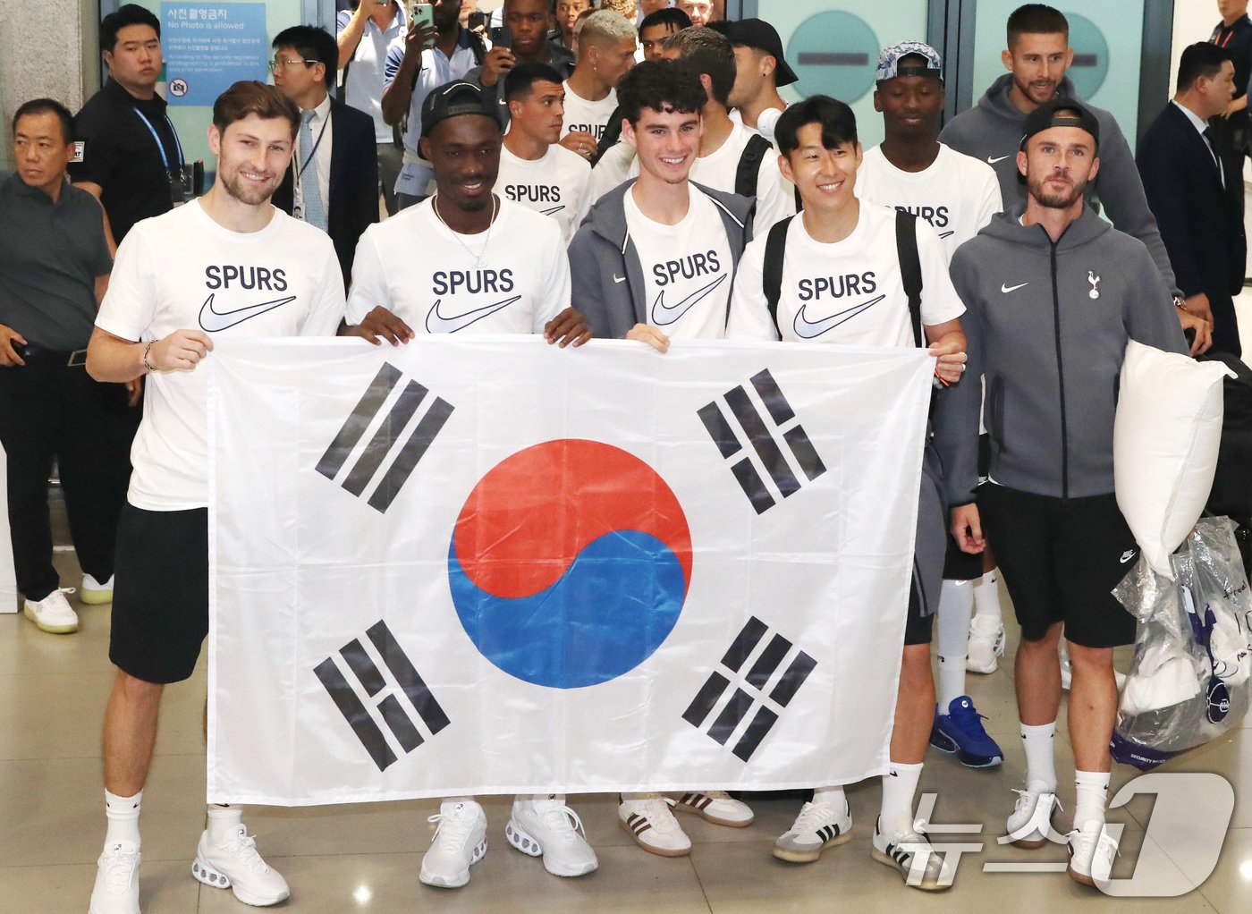 본문 이미지 - 잉글랜드 프리미어리그 토트넘의 제임스 매디슨(오른쪽부터), 손흥민,아치 그레이, 이브스 비수마, 벤 데이비스가 28일 오후 프리 시즌 투어를 위해 인천국제공항 제1터미널을 통해 태극기를 펼쳐 들고 입국하고 있다. 토트넘은 31일 팀 K리그와 경기를 치른 뒤 8월 3일 바이에른 뮌헨(독일)과 연습 경기를 갖는다. 2024.7.28/뉴스1 ⓒ News1 임세영 기자