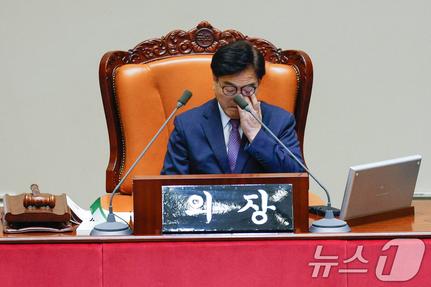 우원식 국회의장이 28일 오후 서울 여의도 국회 본회의장에서 방송문화진흥회법&#40;방문진법&#41; 개정안에 반대하는 유용원 국민의힘 의원 무제한 토론&#40;필리버스터&#41; 사회를 보던 중 눈가를 매만지고 있다. 2024.7.28/뉴스1 ⓒ News1 안은나 기자