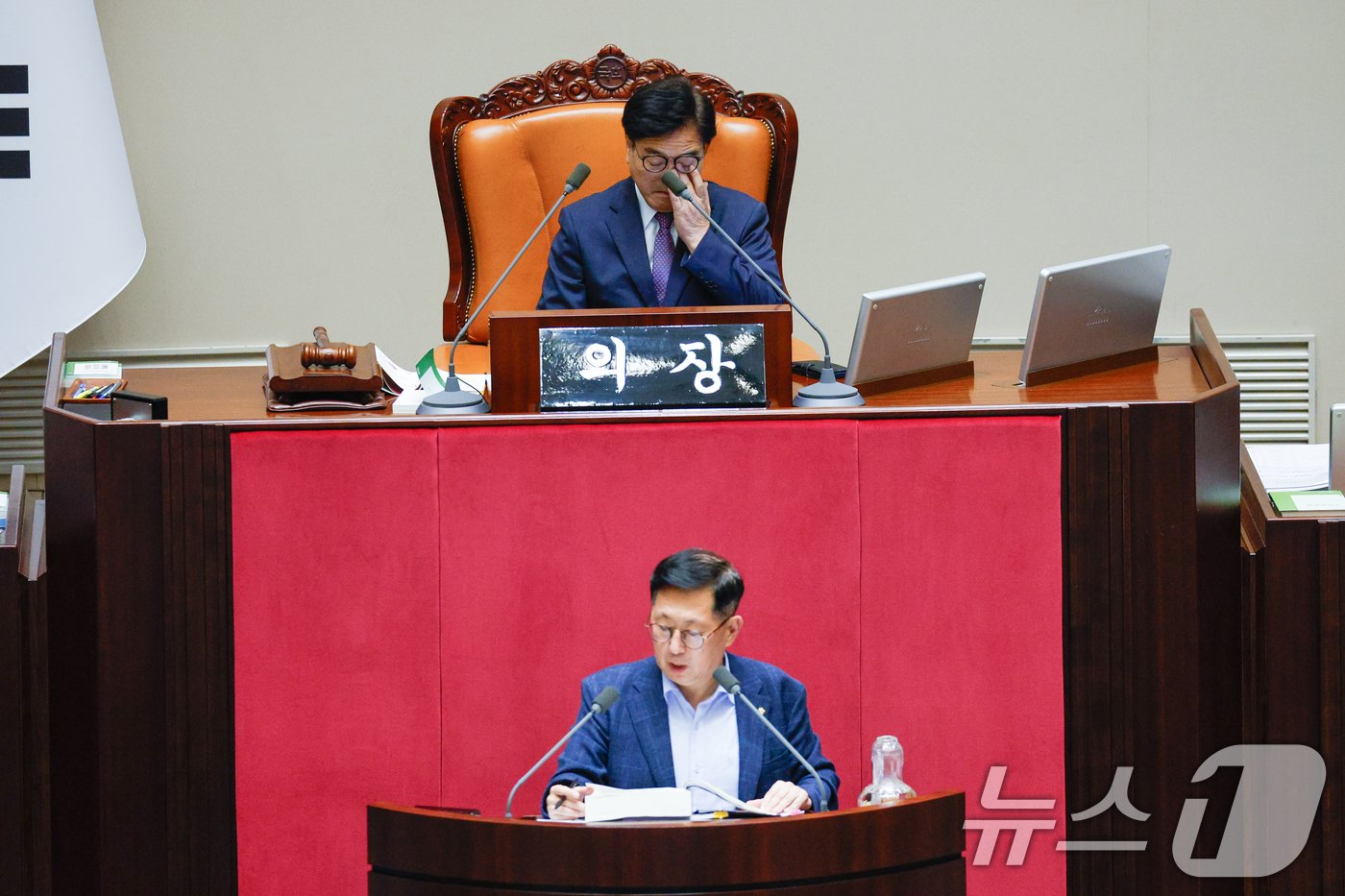 우원식 국회의장이 28일 오후 서울 여의도 국회 본회의장에서 방송문화진흥회법&#40;방문진법&#41; 개정안에 반대하는 유용원 국민의힘 의원 무제한 토론&#40;필리버스터&#41; 사회를 보던 중 눈가를 매만지고 있다. 2024.7.28/뉴스1 ⓒ News1 안은나 기자