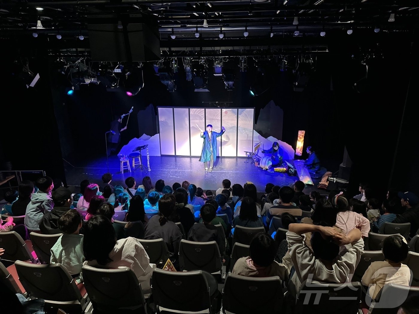 본문 이미지 - 울산 남구가 폐산업시설을 활용한 문화 재생 사업으로 재탄생한 '장생포 문화창고'에 개관 3주년 만에 43만 명이 방문했다.(남구청 제공)