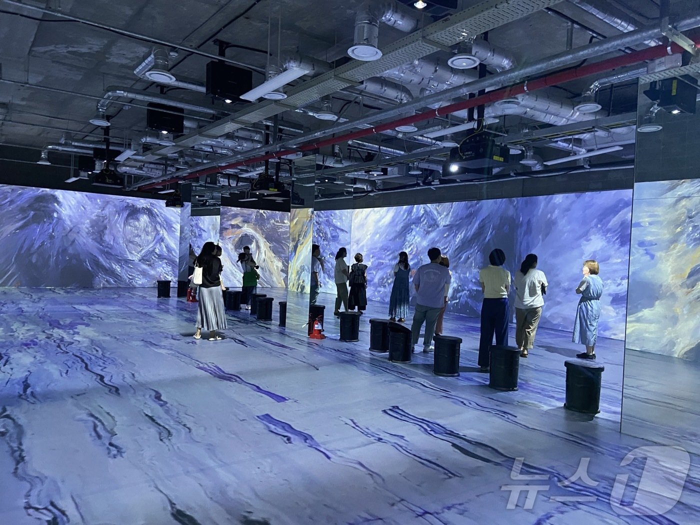 본문 이미지 - 울산 남구가 폐산업시설을 활용한 문화 재생 사업으로 재탄생한 '장생포 문화창고'에 개관 3주년 만에 43만 명이 방문했다.(남구청 제공)