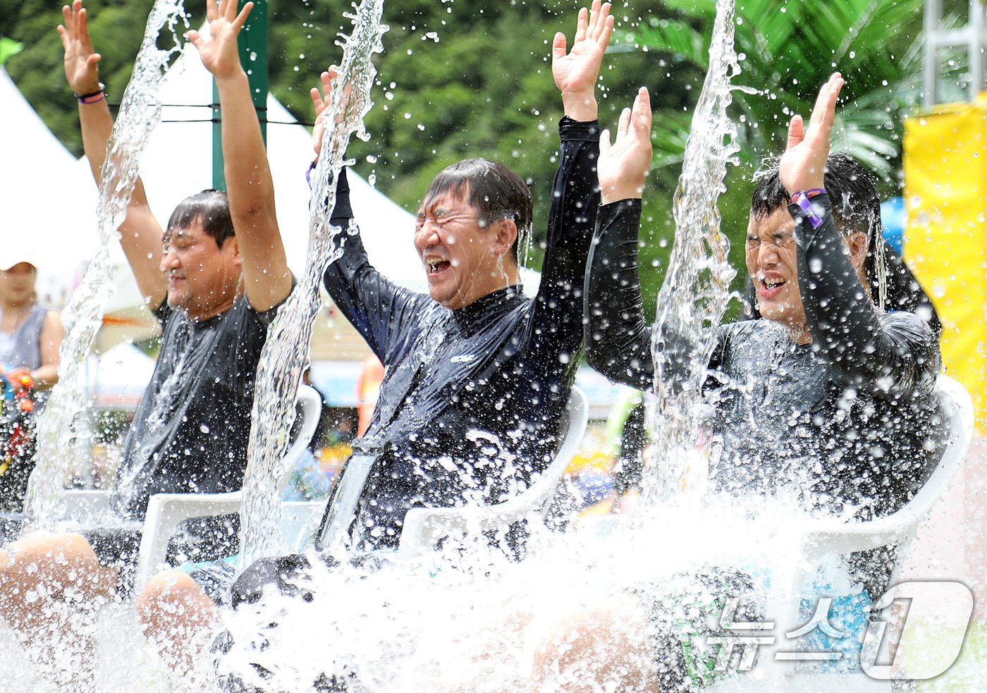 본문 이미지 - 28일 강원도 평창군 대화면 땀띠공원 일원에서 열린 ‘2024년 평창더위사냥축제’에서 시민들이 물양동이 체험으로 더위를 식히고 있다. 올해로 10회째를 맞는 이번 축제는 ‘익사이팅 섬머&#40;Exciting summer&#41;’를 주제로 땀띠귀신사냥 워터워, 더위사냥 물풀장, 물대포, 물양동이 퀴즈, 광천수 족욕체험, 광천선굴 트렉터 여행, 꿈의대화 캠핑 등 다양한 프로그램으로 내달 4일까지 진행된다. &#40;평창군 제공&#41; 2024.7/28/뉴스1 ⓒ News1 송원영 기자