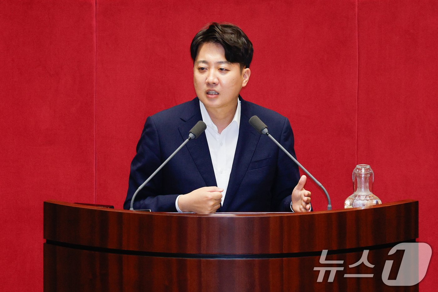 본문 이미지 - 이준석 개혁신당 의원이 28일 오후 서울 여의도 국회 본회의장에서 방송문화진흥회법(방문진법) 개정안에 대한 무제한 토론(필리버스터)을 하고 있다. 2024.7.28/뉴스1 ⓒ News1 안은나 기자