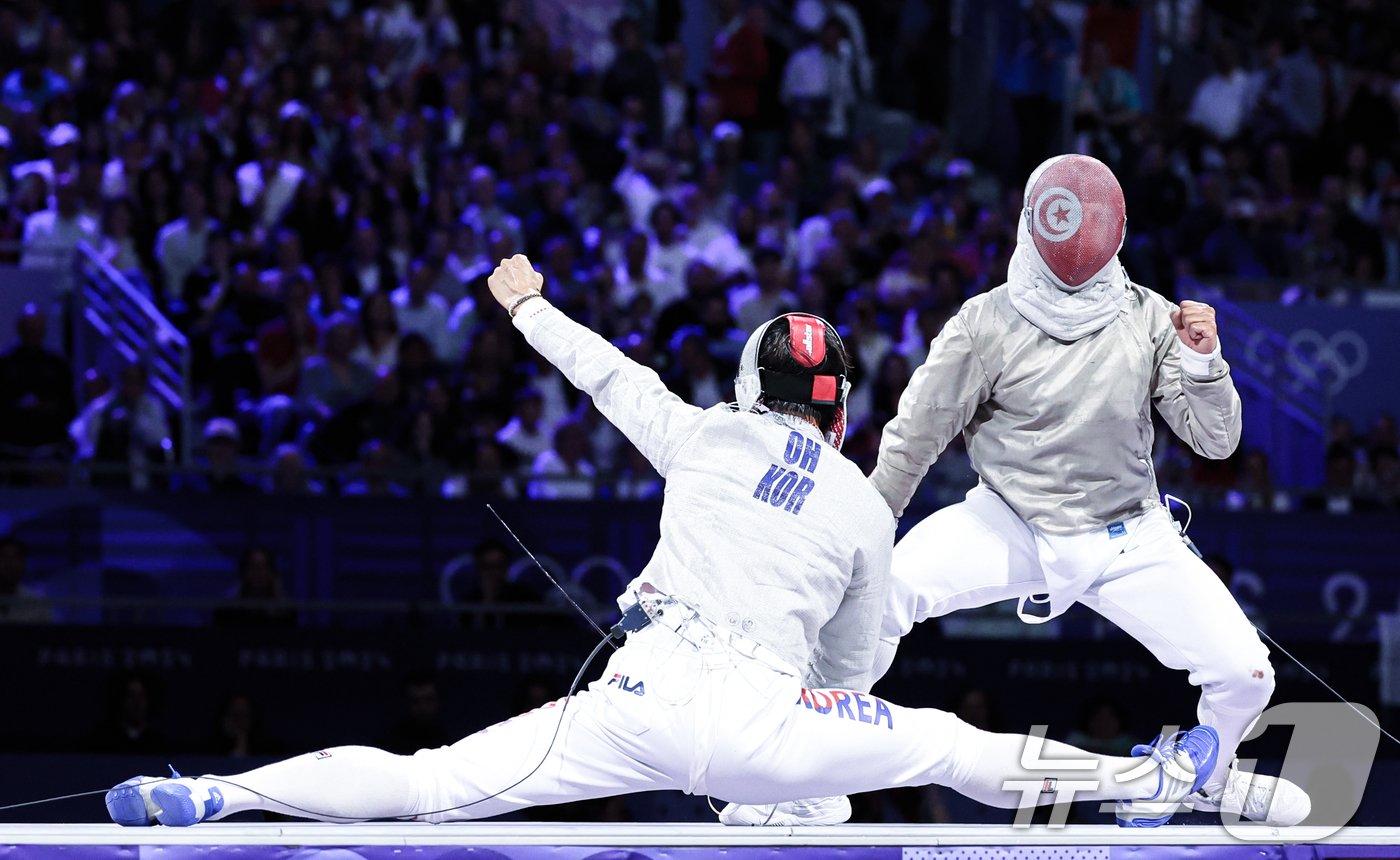 본문 이미지 - 대한민국 펜싱 대표팀 오상욱 선수가 28일&#40;한국시간&#41; 프랑스 파리 그랑 팔레에서 열린 남자 사브르 개인 결승 경기에서 튀니지의 파레스 페르자니 선수 상대로 공격을 성공 시킨 후 기뻐하고 있다. 2024.7.28/뉴스1 ⓒ News1 박정호 기자
