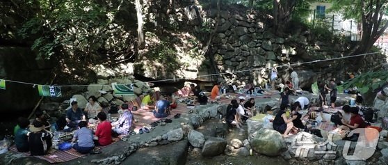 본문 이미지 - 충남 공주시 계룡산에서 휴가철을 맞아 계곡을 찾은 시민들이 무더위를 식히고 있다. ⓒ News1 DB