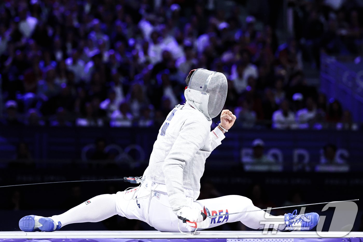 본문 이미지 - 대한민국 펜싱 대표팀 오상욱 선수가 28일(한국시간) 프랑스 파리 그랑 팔레에서 열린 남자 사브르 개인 결승 경기에서 튀니지의 파레스 페르자니 선수 상대로 공격을 성공 시킨 후 기뻐하고 있다. 2024.7.28/뉴스1 ⓒ News1 박정호 기자