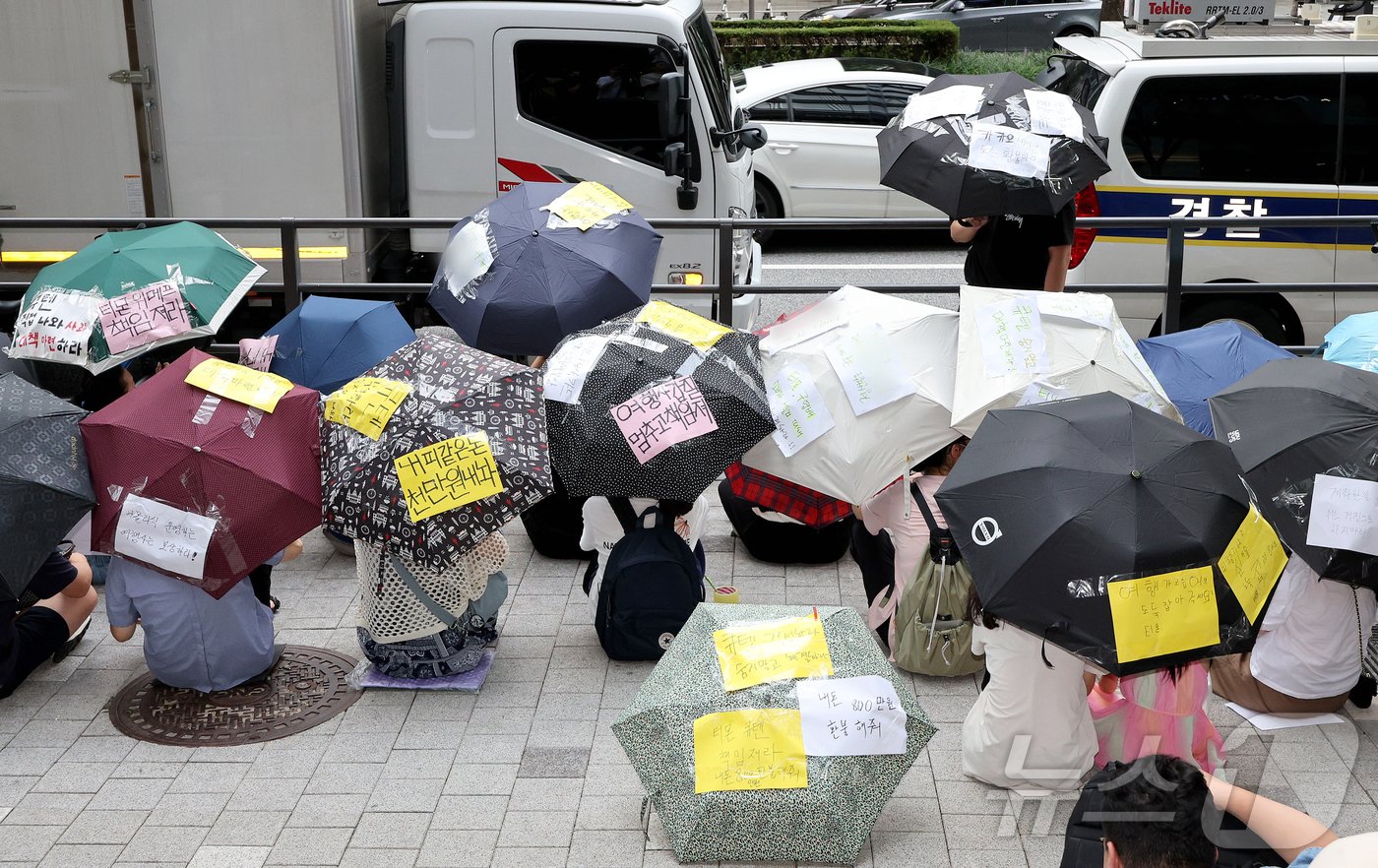 티몬과 위메프의 정산·환불 지연 사태가 지속되고 있는 28일 오후 서울 강남구 큐텐 본사 앞에서 피해자들이 사태 해결을 촉구하는 문구를 붙인 우산을 쓴 채 시위하고 있다. 2024.7.28/뉴스1 ⓒ News1 장수영 기자