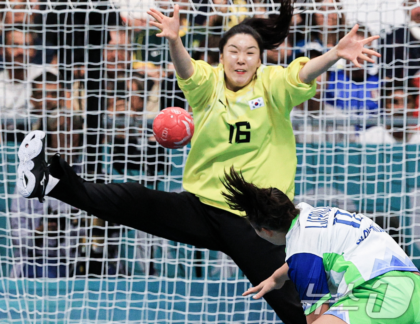 (파리(프랑스)=뉴스1) 박정호 기자 = 28일 오후(한국시간) 프랑스 파리 사우스 파리 아레나6에서 열린 2024 파리올림픽 핸드볼 여자 예선 라운드 A조 대한민국과 슬로베니아와 …