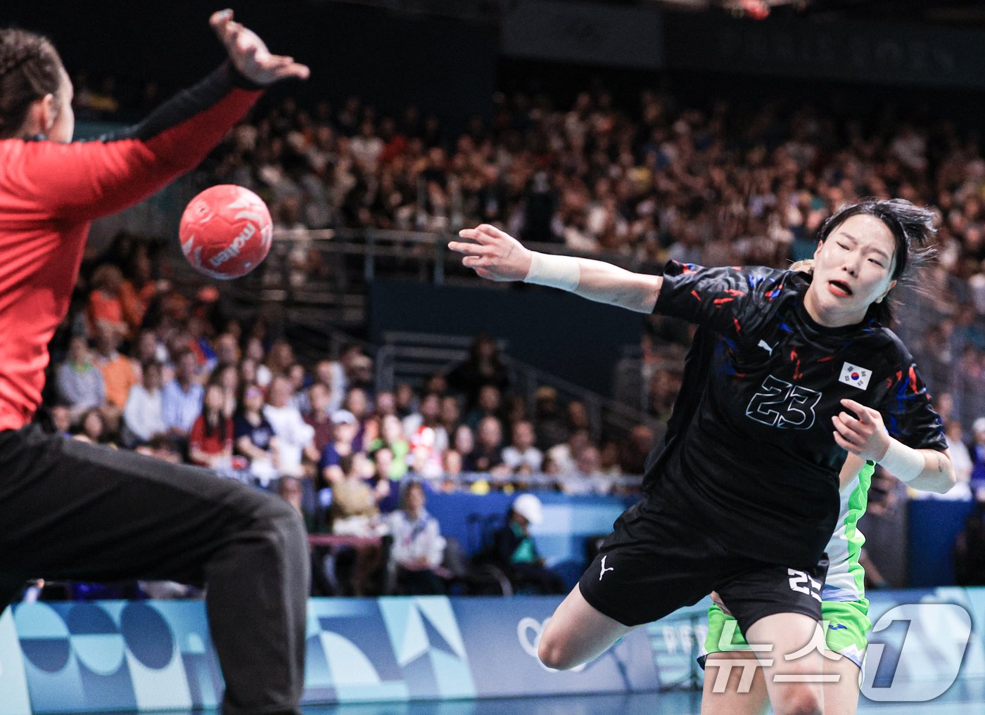 본문 이미지 - 28일 오후(한국시간) 프랑스 파리 사우스 파리 아레나6에서 열린 2024 파리올림픽 핸드볼 여자 예선 라운드 A조 대한민국과 슬로베니아와의 경기에서 우빛나가 슛을 하고 있다. 2024.7.28/뉴스1 ⓒ News1 박정호 기자