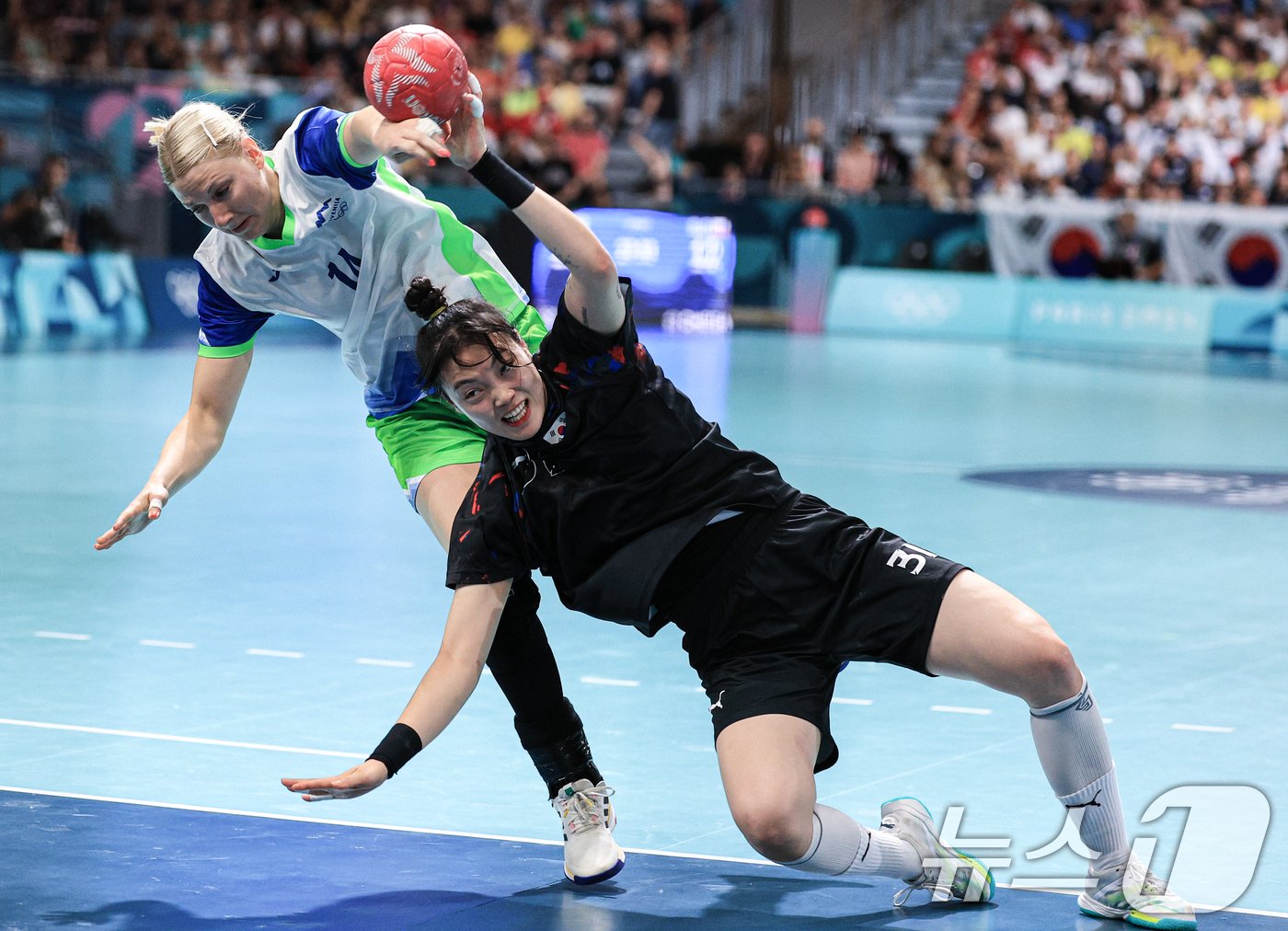 본문 이미지 - 28일 오후(한국시간) 프랑스 파리 사우스 파리 아레나6에서 열린 2024 파리올림픽 핸드볼 여자 예선 라운드 A조 대한민국과 슬로베니아와의 경기에서 김보은이 볼다툼을 벌이고 있다. 2024.7.28/뉴스1 ⓒ News1 박정호 기자