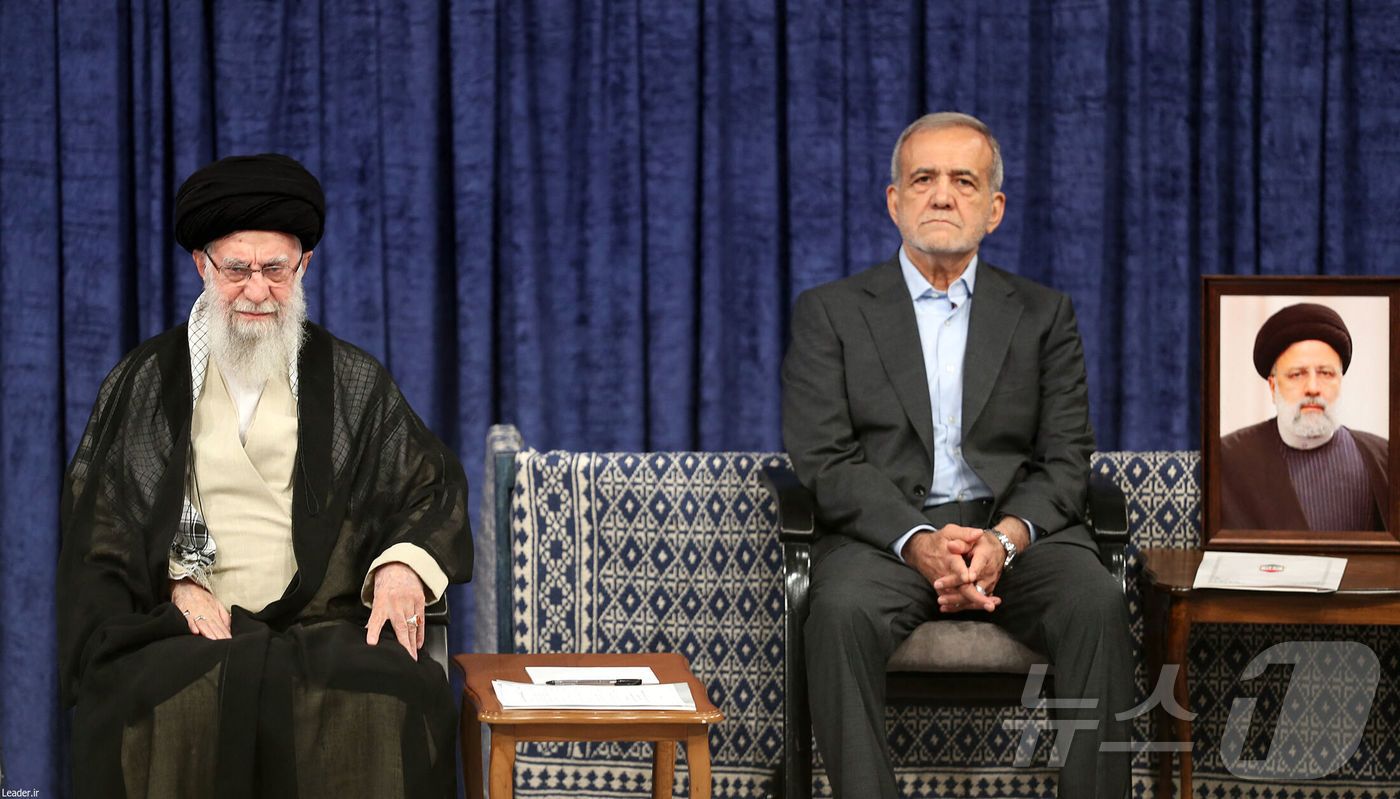 본문 이미지 - 아야톨라 세예드 알리 하메네이 이란 최고 지도자가 28일 (현지시간) 테헤란에서 열린 마수드 페제시키안 대통령 당선인 승인장 수여식에 참석을 하고 있다. 2024.07.28 ⓒ AFP=뉴스1 ⓒ News1 우동명 기자