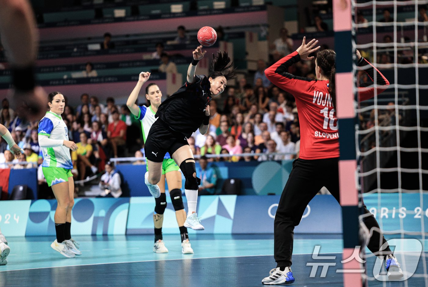 본문 이미지 - 28일 오후(한국시간) 프랑스 파리 사우스 파리 아레나6에서 열린 2024 파리올림픽 핸드볼 여자 예선 라운드 A조 대한민국과 슬로베니아와의 경기에서 신은주가 상대 문전으로 슛하고 있다. 2024.7.28/뉴스1 ⓒ News1 박정호 기자