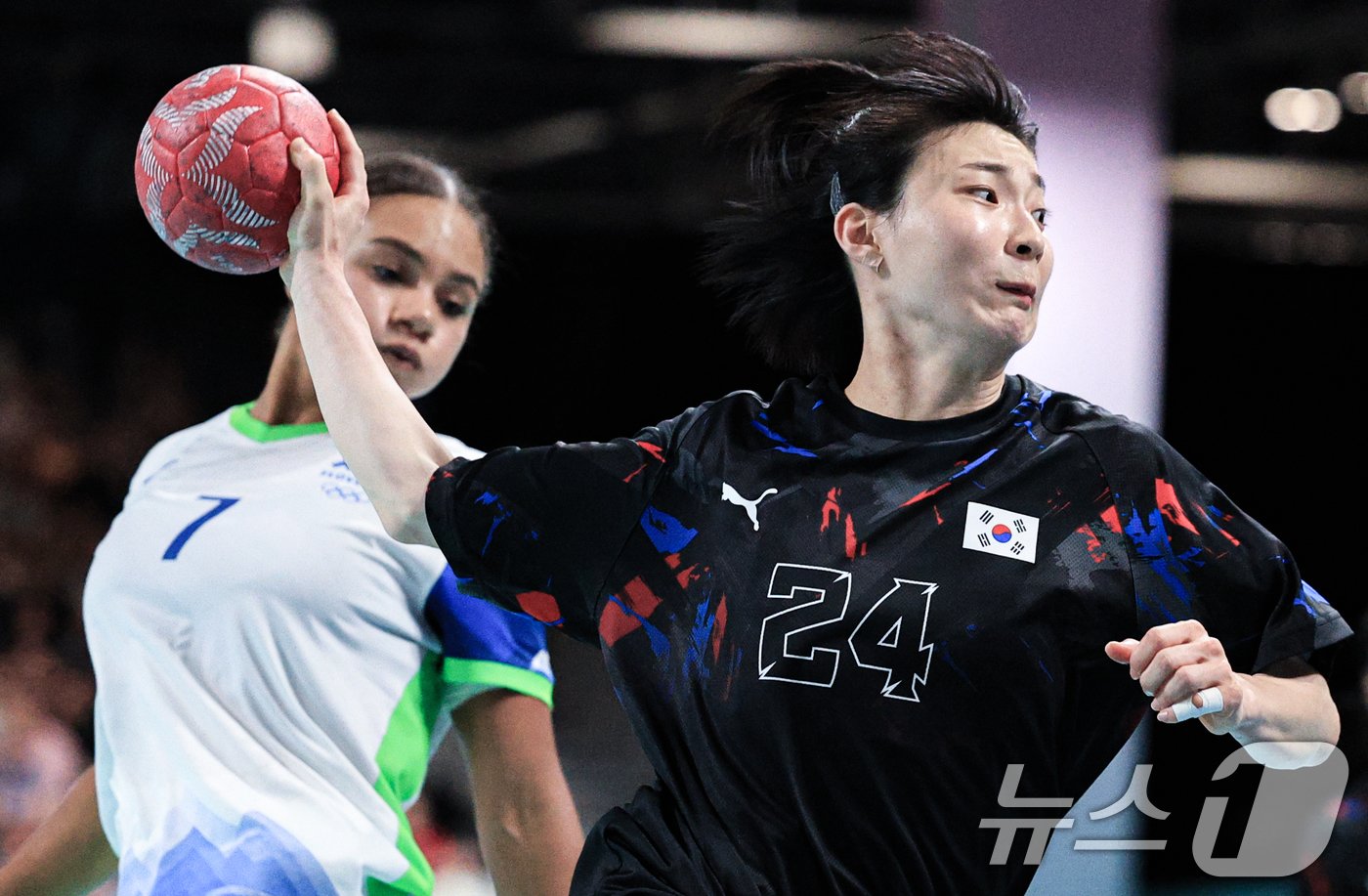 본문 이미지 - 28일 오후(한국시간) 프랑스 파리 사우스 파리 아레나6에서 열린 2024 파리올림픽 핸드볼 여자 예선 라운드 A조 대한민국과 슬로베니아와의 경기에서 강경민이 상대 문전으로 슛하고 있다. 2024.7.28/뉴스1 ⓒ News1 박정호 기자