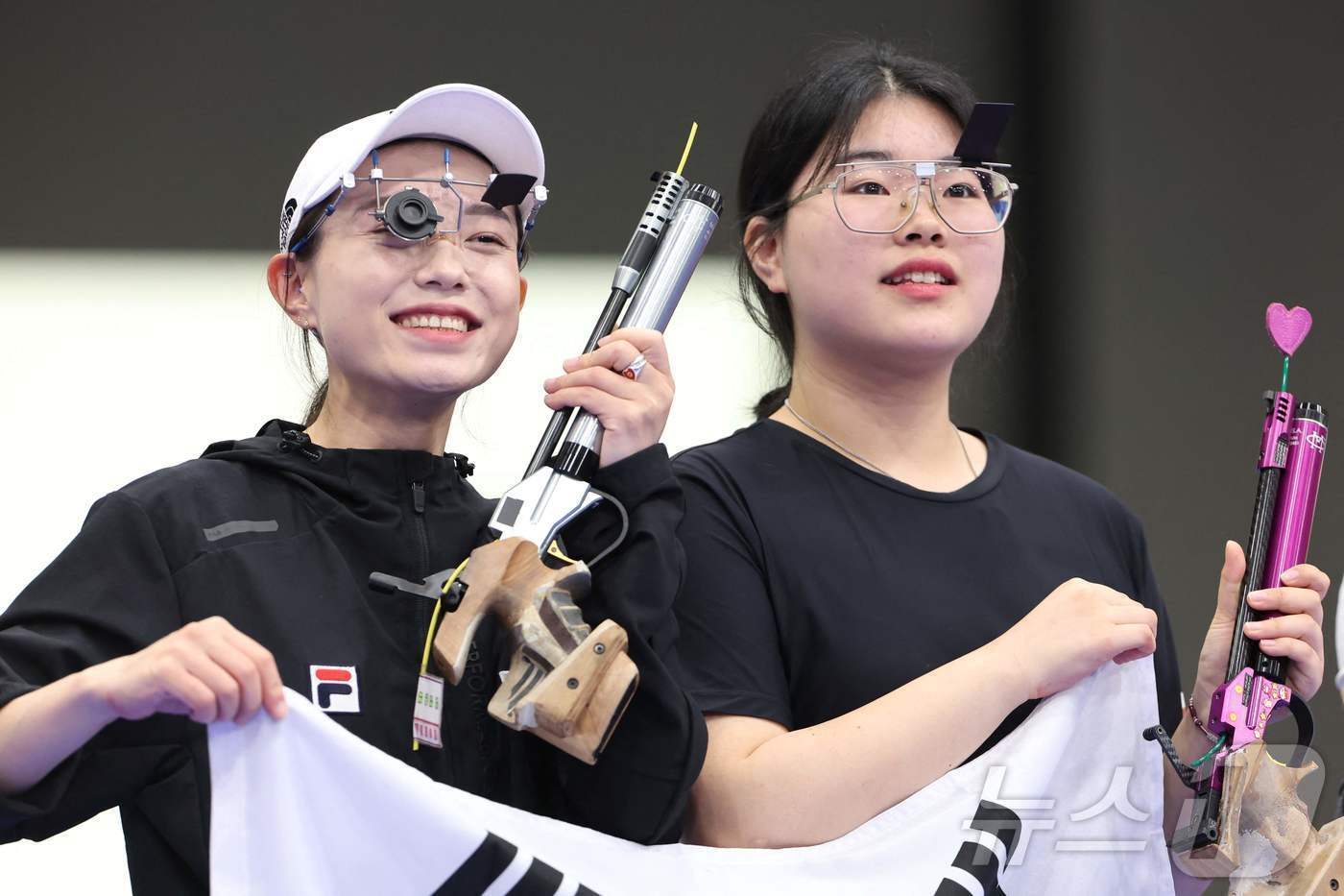 본문 이미지 - 28일&#40;한국시간&#41; 프랑스 파리 샤토루 슈팅센터에서 열린 2024 파리올림픽 사격 공기권총 10m 여자 결선에서 금메달을 획득한 오예진&#40;오른쪽&#41;과 은메달을 획득한 김예지가 기뻐하고 있다. 2024.7.28 ⓒ AFP=뉴스1