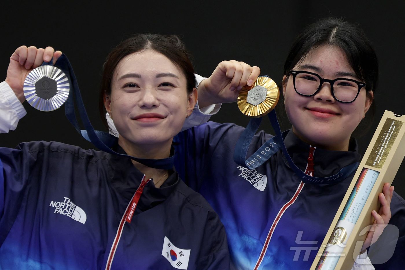 본문 이미지 - 28일&#40;한국시간&#41; 프랑스 파리 샤토루 슈팅센터에서 열린 2024 파리올림픽 사격 공기권총 10m 여자 결선에서 금메달을 획득한 오예진&#40;오른쪽&#41;과 은메달을 획득한 김예지가 메달을 들고 포즈를 취하고 있다. 2024.7.28 ⓒ AFP=뉴스1 ⓒ News1 포토공용 기자
