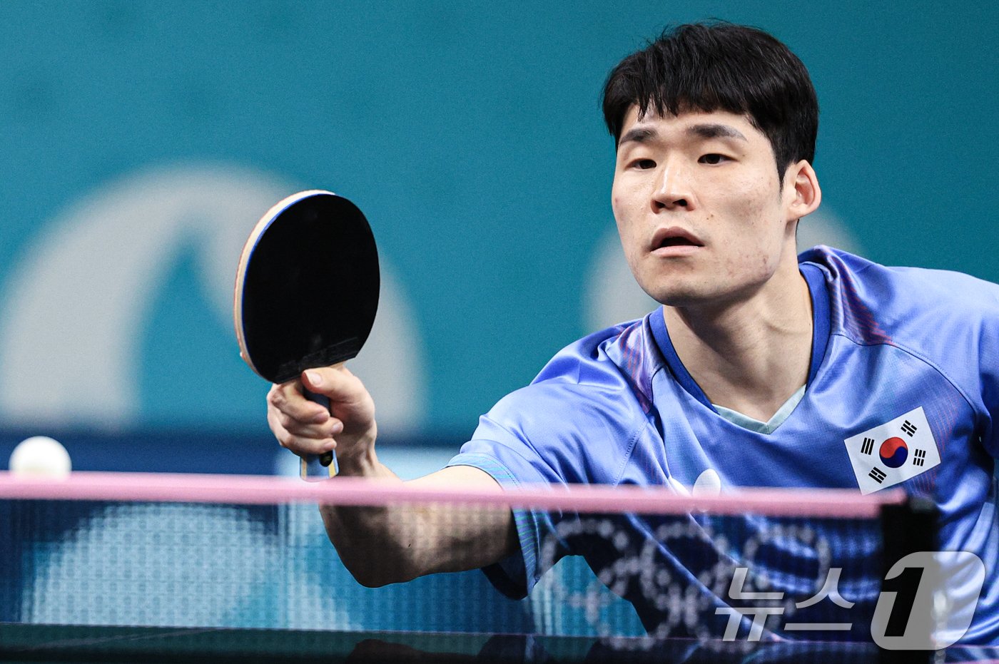 본문 이미지 - 대한민국 탁구 대표팀 장우진 선수가 28일 오후(한국시간) 프랑스 파리 사우스 파리 아레나 4에서 열린 '2024 파리올림픽' 탁구 남자 단식 64강 푸에르토리코 골잘레스 다니엘 선수와 대결을 펼치고 있다. 2024.7.28/뉴스1 ⓒ News1 박정호 기자