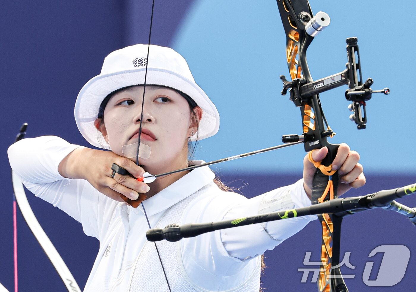 본문 이미지 - 대한민국 양궁대표팀 임시현이 28일&#40;한국시간&#41; 프랑스 파리 레쟁발리드 특설 사로에서 열린 2024 파리올림픽 양궁 여자 단체전 네덜란드와의 준결승전에서 활시위를 당기고 있다. 2024.7.28/뉴스1 ⓒ News1 이동해 기자