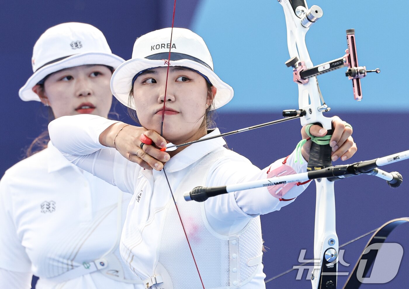 본문 이미지 - 대한민국 양궁대표팀 남수현이 28일&#40;한국시간&#41; 프랑스 파리 레쟁발리드 특설 사로에서 열린 2024 파리올림픽 양궁 여자 단체전 네덜란드와의 준결승전에서 활시위를 당기고 있다. 2024.7.28/뉴스1 ⓒ News1 이동해 기자