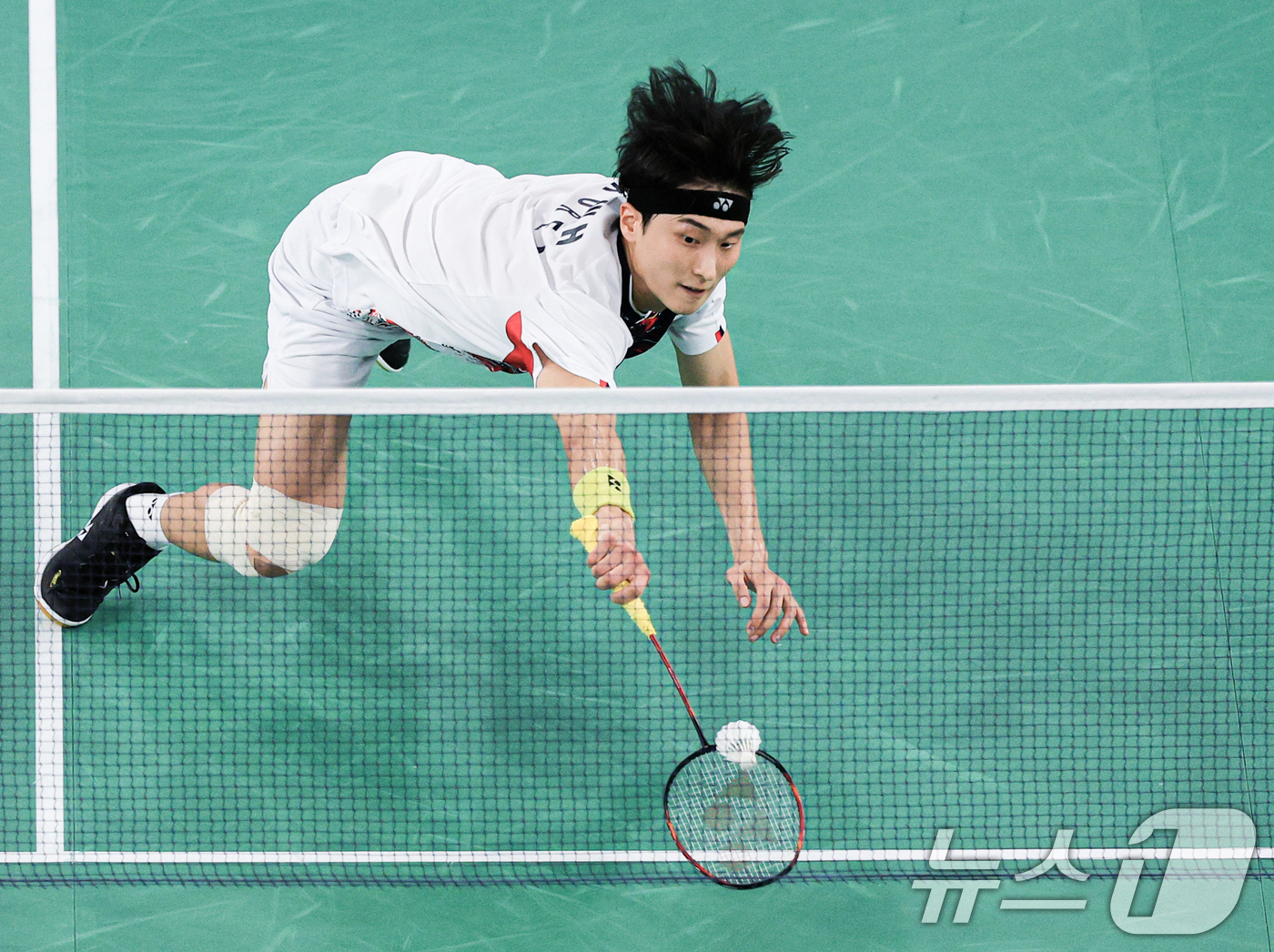 (파리(프랑스)=뉴스1) 박정호 기자 = 대한민국 배드민턴 대표팀 김원호 선수가 28일 오후(한국시간) 프랑스 파리 라 샤펠 아레나에서 열린 2024 파리올림픽 배드민턴 혼합 복식 …