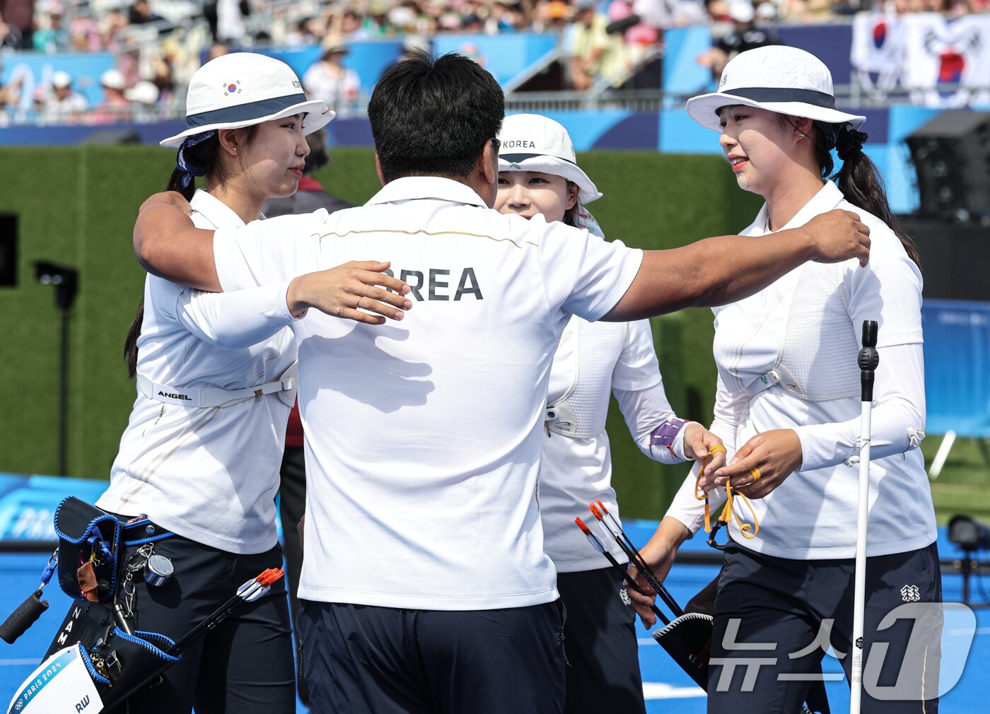 본문 이미지 - 대한민국 양궁대표팀 임시현, 남수현, 전훈영이 28일&#40;한국시간&#41; 프랑스 파리 레쟁발리드 특설 사로에서 열린 2024 파리올림픽 양궁 여자 단체전 네덜란드와의 준결승전에서 승리를 거둔 후 양창훈 감독과 기뻐하고 있다. 2024.7.28/뉴스1 ⓒ News1 이동해 기자