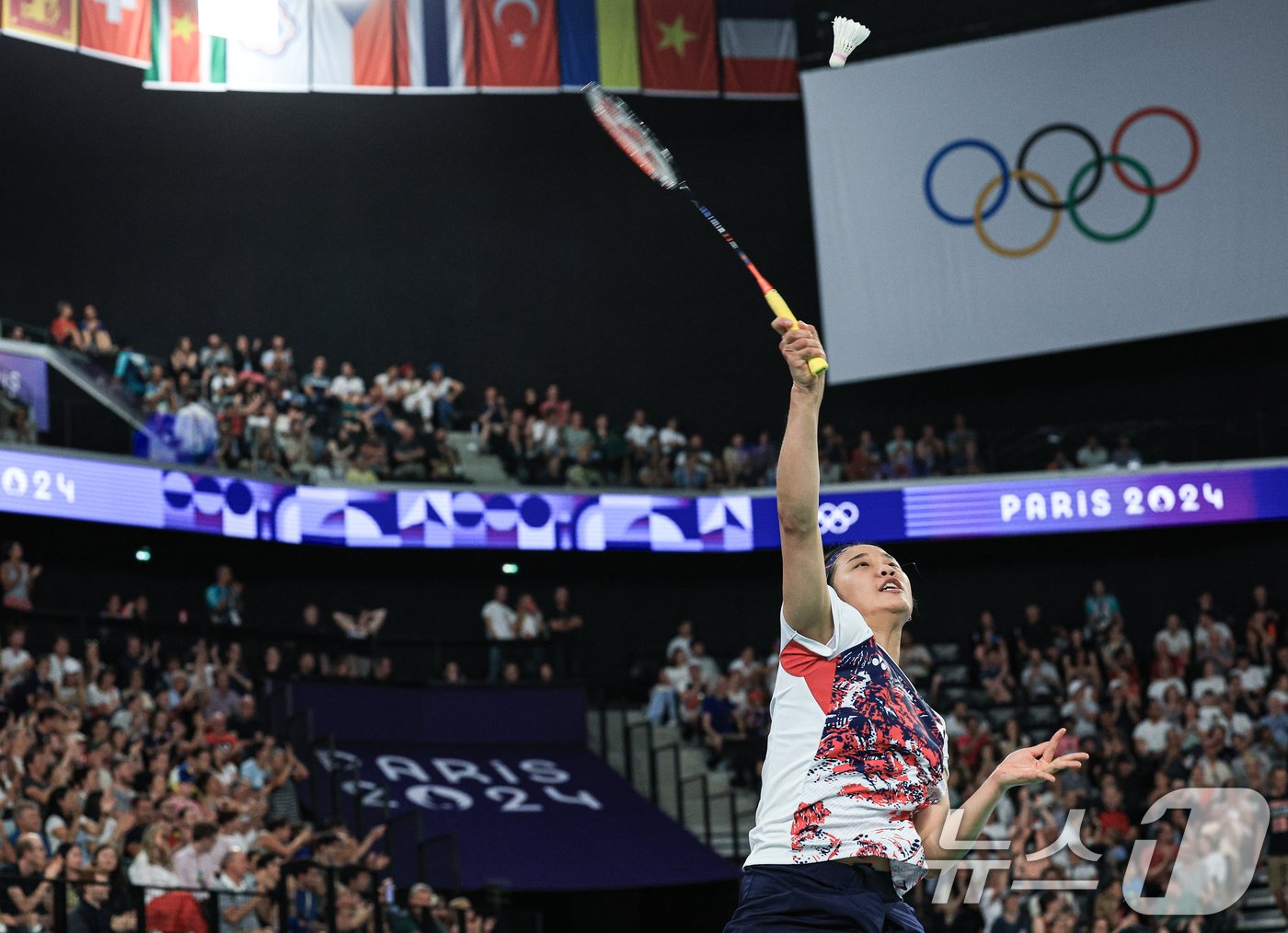 본문 이미지 - 대한민국 배드민턴 대표팀 안세영 선수가 28일 오후(한국시간) 프랑스 파리 라 샤펠 아레나에서 열린 2024 파리올림픽 배드민턴 여자 단식 조별예선에서 불가리아의 칼로야나 날반토바 선수와 맞대결을 펼치고 있다. 2024.7.28/뉴스1 ⓒ News1 박정호 기자