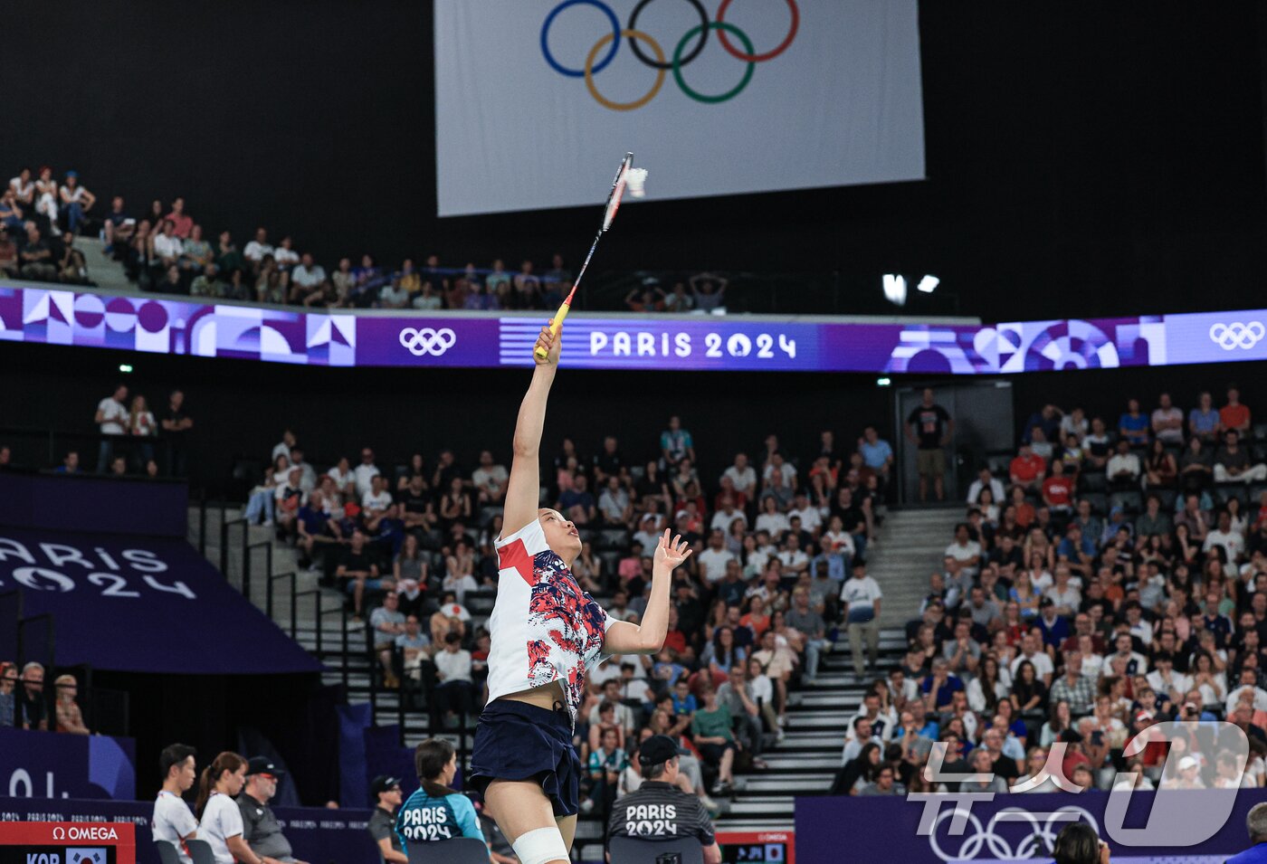 본문 이미지 - 대한민국 배드민턴 대표팀 안세영 선수가 28일 오후(한국시간) 프랑스 파리 라 샤펠 아레나에서 열린 2024 파리올림픽 배드민턴 여자 단식 조별예선에서 불가리아의 칼로야나 날반토바 선수와 맞대결을 펼치고 있다. 2024.7.28/뉴스1 ⓒ News1 박정호 기자