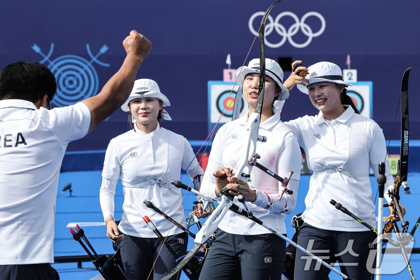 본문 이미지 - 대한민국 양궁대표팀 임시현, 남수현, 전훈영이 29일&#40;한국시간&#41; 프랑스 파리 레쟁발리드 특설 사로에서 열린 2024 파리올림픽 양궁 여자 단체전 중국과의 결승전에서 금메달을 획득한 후 기뻐하고 있다. 2024.7.29/뉴스1 ⓒ News1 이동해 기자