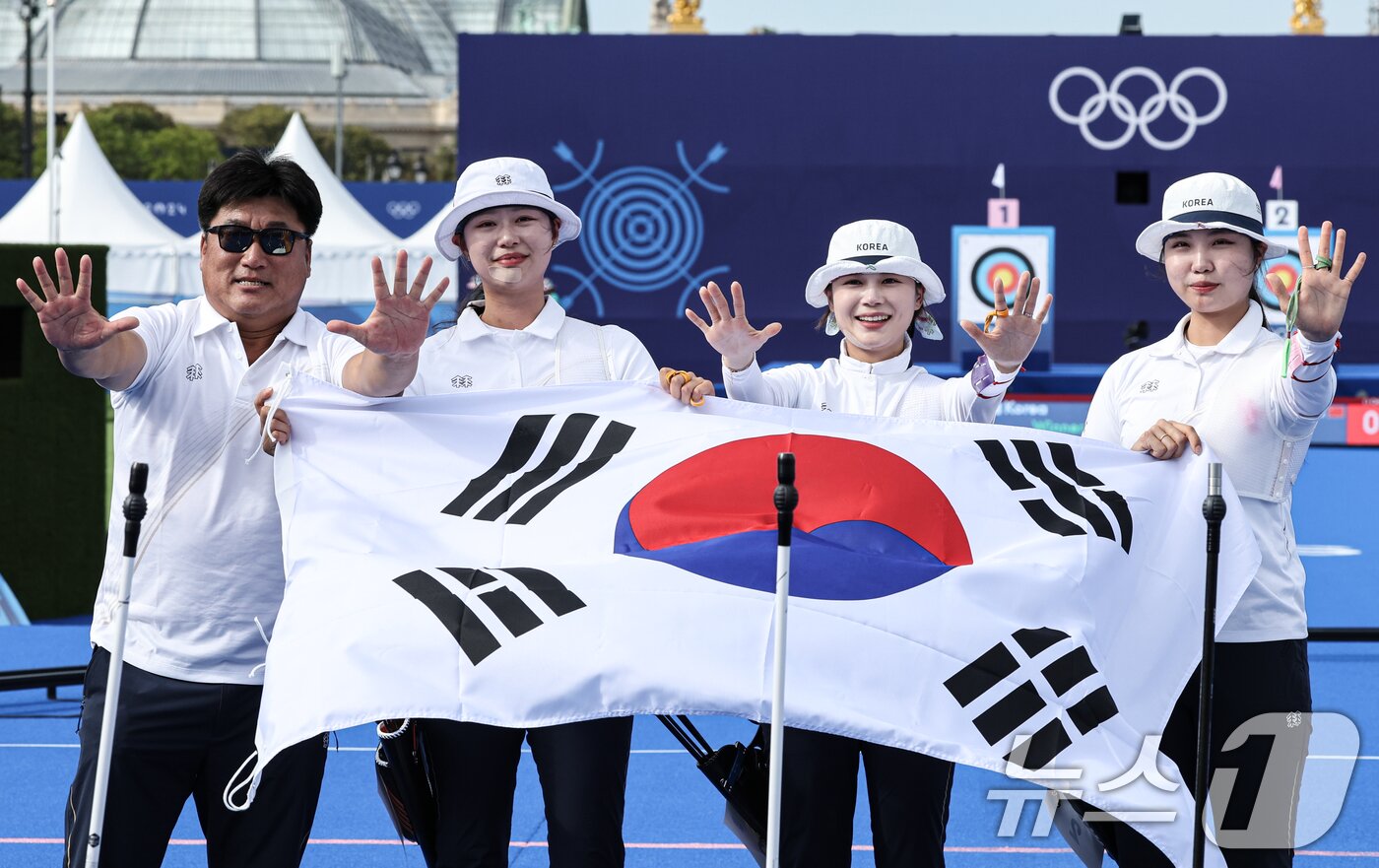 본문 이미지 - 대한민국 양궁대표팀 임시현, 남수현, 전훈영, 양창훈 감독이 29일&#40;한국시간&#41; 프랑스 파리 레쟁발리드 특설 사로에서 열린 2024 파리올림픽 양궁 여자 단체전 중국과의 결승전에서 금메달을 획득한 후 태극기를 들어보이고 있다. 2024.7.29/뉴스1 ⓒ News1 이동해 기자