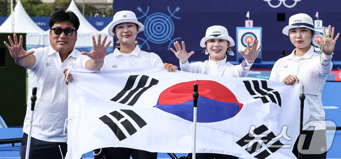 본문 이미지 - 대한민국 양궁대표팀 임시현, 남수현, 전훈영, 양창훈 감독이 29일&#40;한국시간&#41; 프랑스 파리 레쟁발리드 특설 사로에서 열린 2024 파리올림픽 양궁 여자 단체전 중국과의 결승전에서 금메달을 획득한 후 태극기를 들어보이고 있다. 2024.7.29/뉴스1 ⓒ News1 이동해 기자