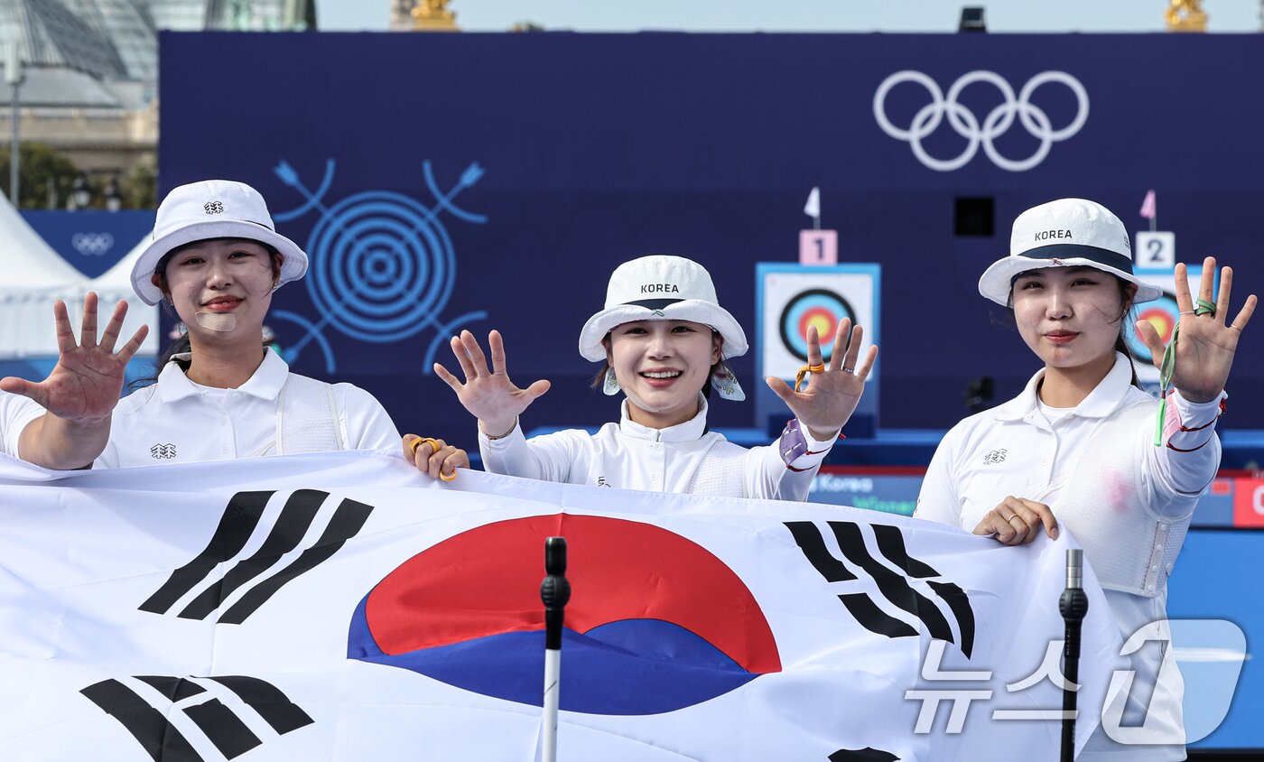 대한민국 양궁대표팀 임시현, 남수현, 전훈영이 29일&#40;한국시간&#41; 프랑스 파리 레쟁발리드 특설 사로에서 열린 2024 파리올림픽 양궁 여자 단체전 중국과의 결승전에서 금메달을 획득한 후 태극기를 들어보이고 있다. 2024.7.29/뉴스1 ⓒ News1 이동해 기자