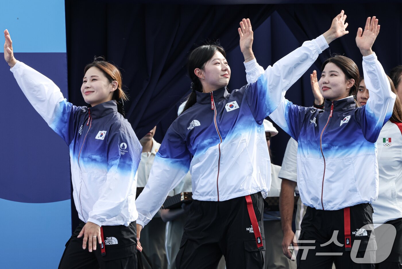 본문 이미지 - 대한민국 양궁대표팀 임시현, 남수현, 전훈영이 29일&#40;한국시간&#41; 프랑스 파리 레쟁발리드 특설 사로에서 열린 2024 파리올림픽 양궁 여자 단체전 시상식에 입장하고 있다. 2024.7.29/뉴스1 ⓒ News1 이동해 기자