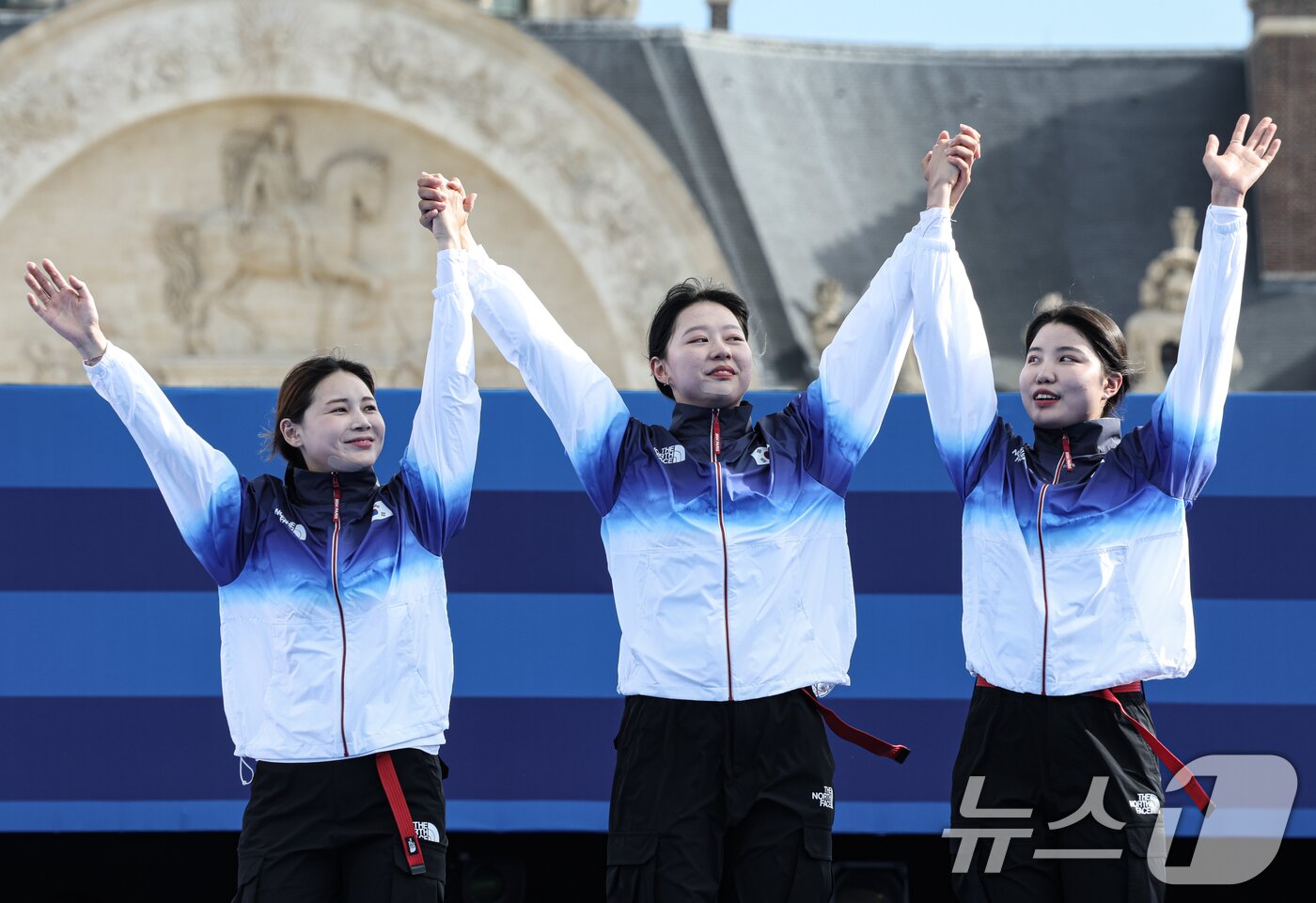 본문 이미지 - 대한민국 양궁대표팀 임시현, 남수현, 전훈영이 29일&#40;한국시간&#41; 프랑스 파리 레쟁발리드 특설 사로에서 열린 2024 파리올림픽 양궁 여자 단체전 시상식에서 시상대에 오르고 있다. 2024.7.29/뉴스1 ⓒ News1 이동해 기자