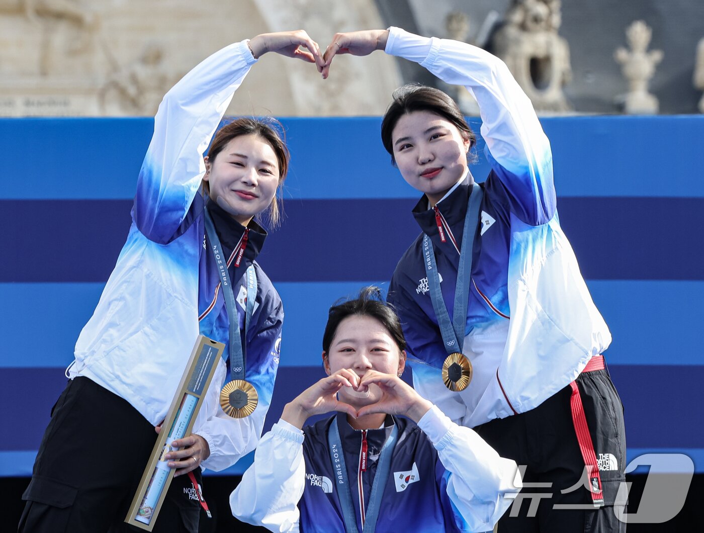 대한민국 양궁대표팀 임시현, 남수현, 전훈영이 29일&#40;한국시간&#41; 프랑스 파리 레쟁발리드 특설 사로에서 열린 2024 파리올림픽 양궁 여자 단체전 시상식에서금메달을 수여받은 후 세리머니를 하고 있다. 2024.7.29/뉴스1 ⓒ News1 이동해 기자