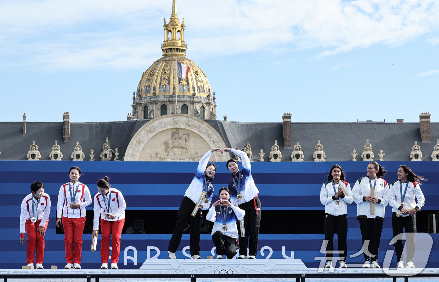 본문 이미지 - 대한민국 양궁대표팀 임시현, 남수현, 전훈영이 29일&#40;한국시간&#41; 프랑스 파리 레쟁발리드 특설 사로에서 열린 2024 파리올림픽 양궁 여자 단체전 시상식에서금메달을 수여받은 후 세리머니를 하고 있다. 2024.7.29/뉴스1 ⓒ News1 이동해 기자