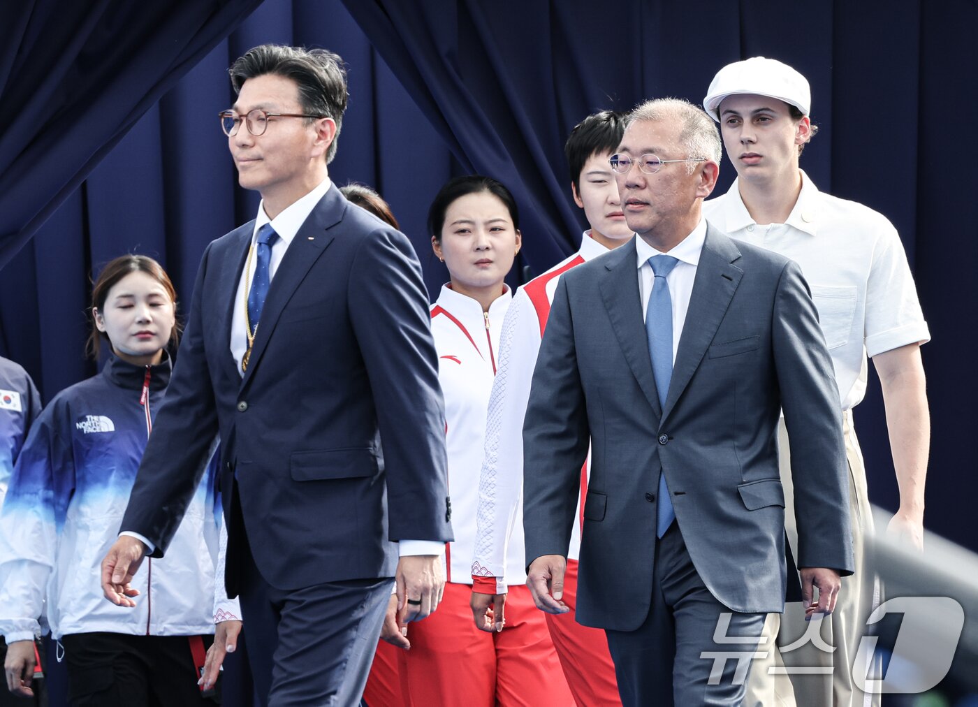 본문 이미지 - 정의선 현대자동차그룹 회장(오른쪽)과 김재열 국제올림픽위원회(IOC) 위원이 29일(한국시간) 프랑스 파리 레쟁발리드 특설 사로에서 열린 2024 파리올림픽 양궁 여자 단체전 시상식에서 시상자로 참석하고 있다. 2024.7.29/뉴스1 ⓒ News1 이동해 기자