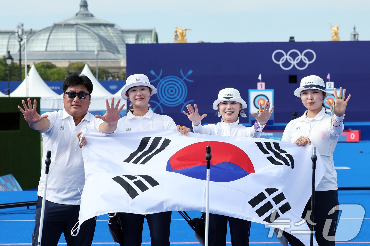 대한민국 양궁대표팀 임시현, 남수현, 전훈영, 양창훈 감독이 29일&#40;한국시간&#41; 프랑스 파리 레쟁발리드 특설 사로에서 열린 2024 파리올림픽 양궁 여자 단체전 중국과의 결승전에서 금메달을 획득한 후 태극기를 들어보이고 있다. 2024.7.29/뉴스1 ⓒ News1 이동해 기자