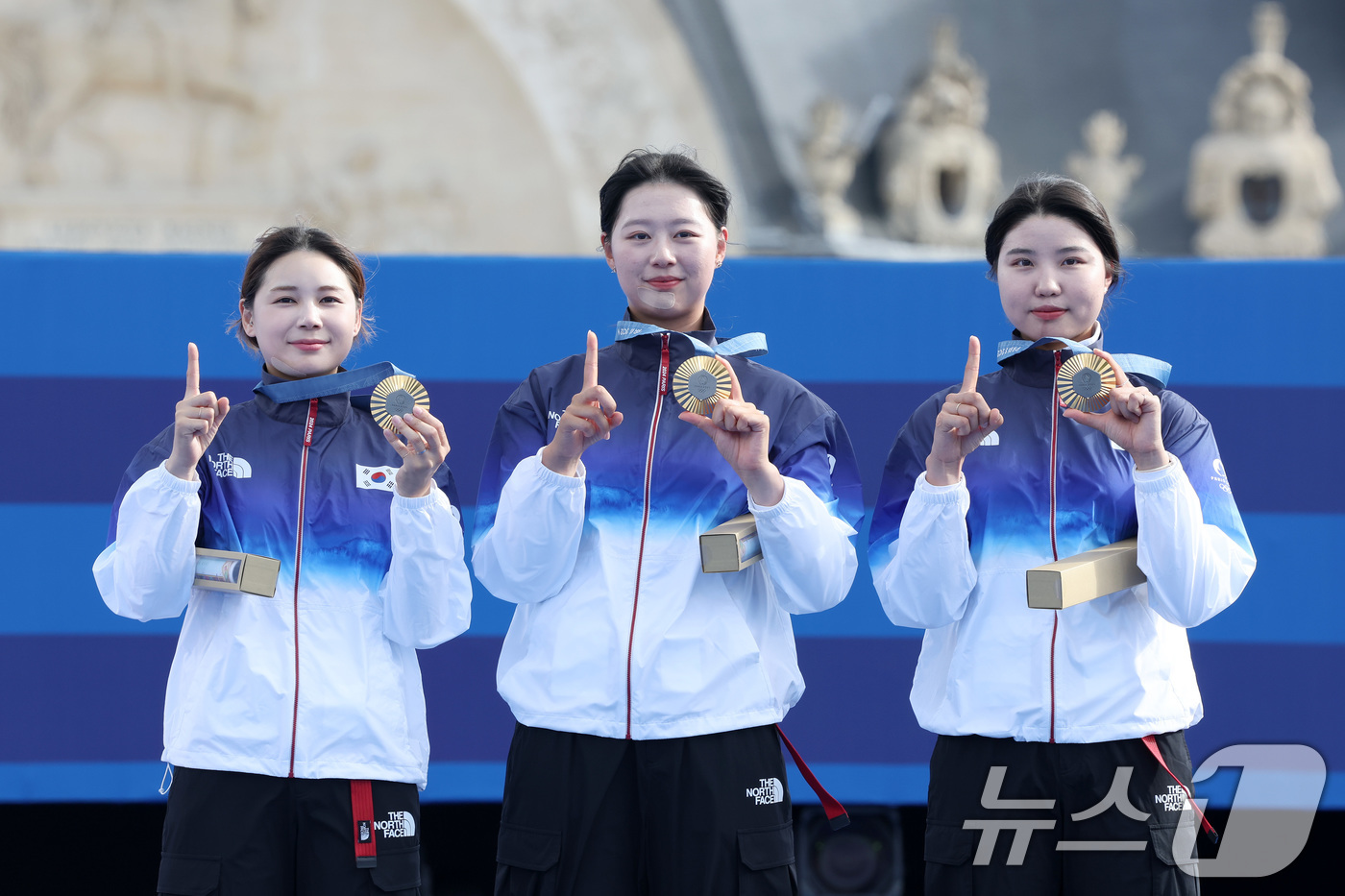 (파리(프랑스)=뉴스1) 이동해 기자 = 대한민국 양궁대표팀 임시현, 남수현, 전훈영이 29일(한국시간) 프랑스 파리 레쟁발리드 특설 사로에서 열린 2024 파리올림픽 양궁 여자 …