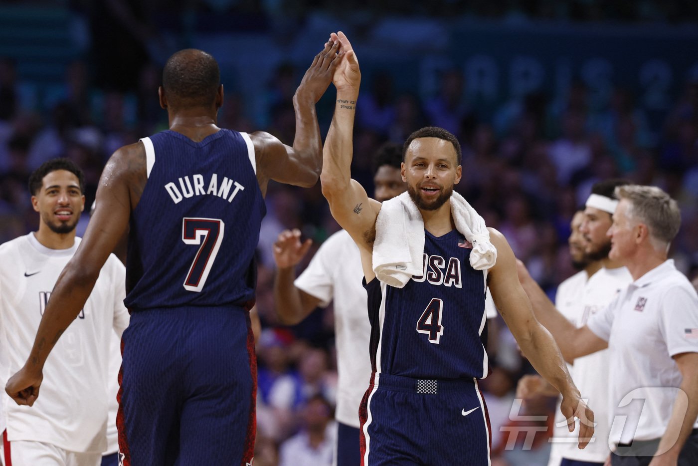 본문 이미지 - 승리 후 기뻐하는 케빈 듀란트(왼쪽)와 스테판 커리. ⓒ 로이터=뉴스1