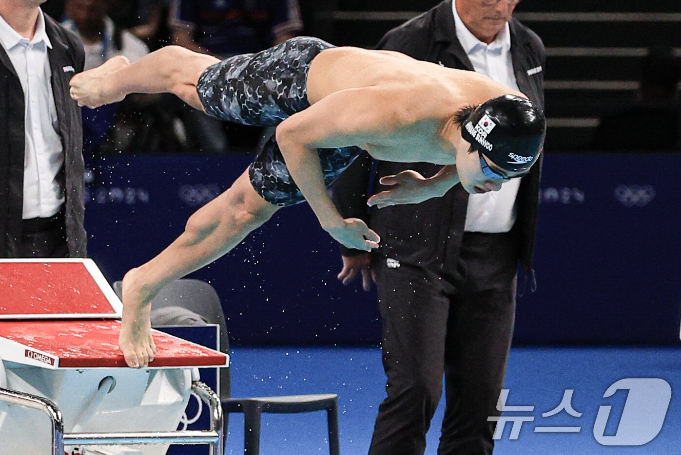 본문 이미지 - 대한민국 경영 대표팀 황선우 선수가 29일(한국시간) 프랑스 파리 라 데팡스 아레나에서 열린 남자 200m 자유형 준결승 경기에서 힘차게 출발하고 있다. 2024.7.29/뉴스1 ⓒ News1 박정호 기자