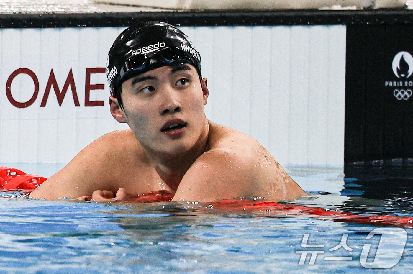 본문 이미지 - 대한민국 경영 대표팀 황선우 선수가 29일&#40;한국시간&#41; 프랑스 파리 라 데팡스 아레나에서 열린 남자 200m 자유형 준결승 경기에서 역영을 마친 후 기록을 살펴보고 있다. 2024.7.29/뉴스1 ⓒ News1 박정호 기자