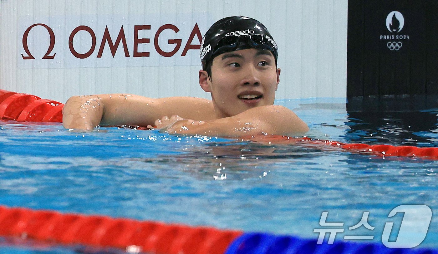 대한민국 수영대표팀 황선우 선수가 29일&#40;한국시간&#41; 프랑스 파리 라 데팡스 아레나에서 열린 남자 200m 자유형 준결승 경기 후 기록을 확인하고 있다. 2024.7.29/뉴스12024.7.29/뉴스1 ⓒ News1 박정호 기자